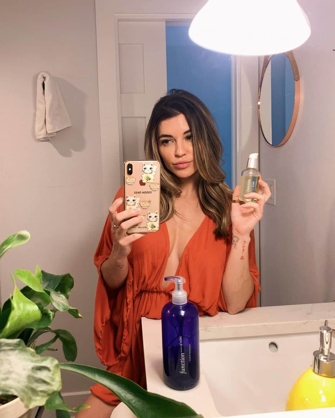 Nikki Blackketterのインスタグラム：「✨Fresh haaaair 💁‍♀️ I’ve been using @functionofbeauty for my hair for ages now, (if you watch my YouTube, you know how obsessed I am with them 😂), and my hair is at the peak of softness and healthiness!! I HIGHLY recommend trying it out!! All you gotta do is take a little quiz on what your hair type and goals are, pick a scent (my fave part, pear is great), and throw your name on it and bam- shipped straight to your door 👏👏 Use code “NIKKI” to get 20% off your order!! #ad」