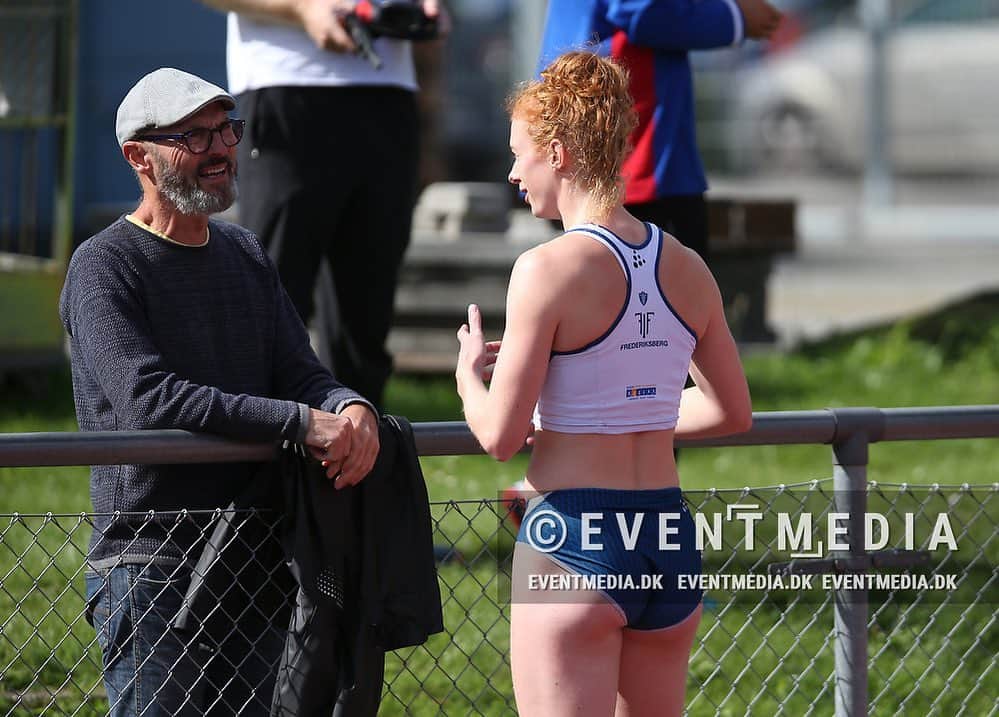 マチルドU・クラマーのインスタグラム：「One decade of teamwork later and we are still going strong 🙌🏻  #coach #teamworkmakesthedreamwork   De første 5 år i @aaigatletik 🟢 og de sidste 5 år i @fif_atletik_og_motion 🔵  📸 @eventmedia.dk」