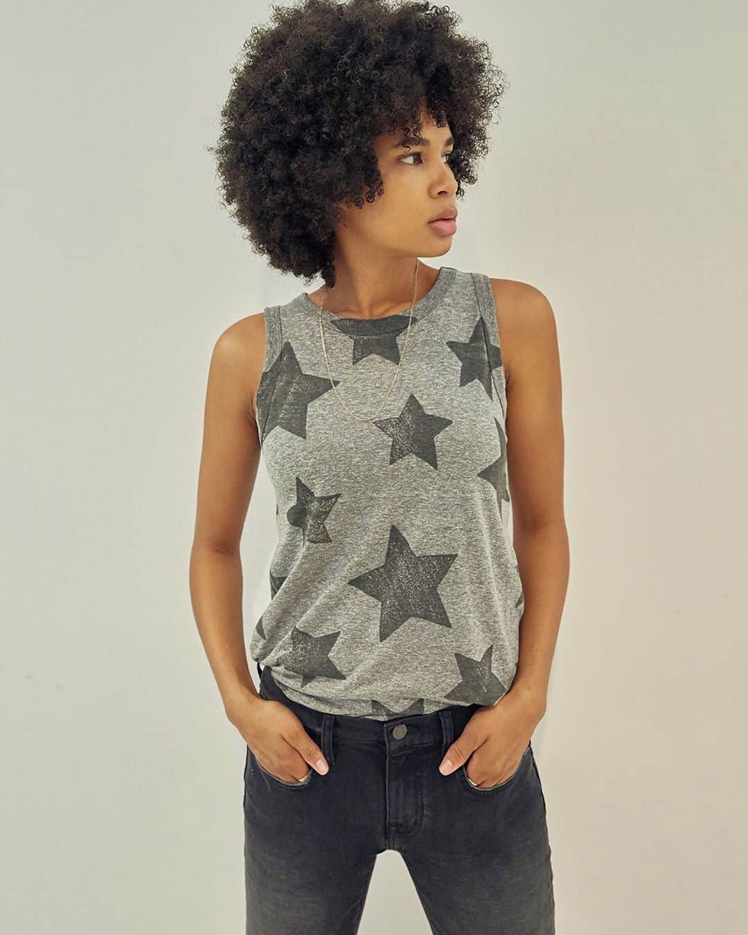 カレントエリオットのインスタグラム：「the muscle tank feat a little star power ⭐️ / visit the link in our bio for the newest update to our sleeveless classic」