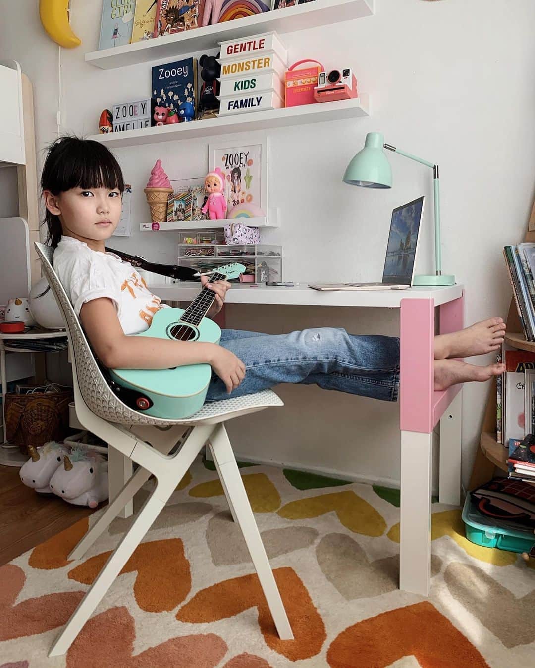Zooey Miyoshiさんのインスタグラム写真 - (Zooey MiyoshiInstagram)「How much do you care about sustainability when shopping? We definitely do, a lot. Zooey's been asking for a new chair for her desk all summer and with this school year starting out with distance learning and Zooey getting older we wanted to find something chic that was also sustainable. Let us introduce you to the @noho_co #nohomove chair! Not only is this chair flexible and uber comfortable but each chair contains 10 lbs of recycled plastic!!!! It's made from reclaimed fishing nets and end-of life carpet diverted from landfills and the sleek design allows it to flex and move with your body, removing typical pressure points from the body! Zooey loves her noho move chair so much more knowing that she's helping the environment 🌎 P.S. They also have easy-on/easy-off swappable toppers in a variety of colors, made from naturally soft and durable New Zealand wool and Zooey chose white. ☁️ #meetnoho」9月10日 4時33分 - zooeyinthecity
