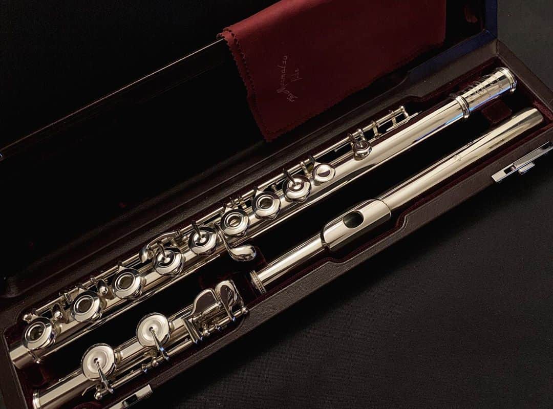 三浦サリーのインスタグラム：「. 「サイコだけど大丈夫」観ながら無心で磨くこと4時間。  #muramatsu #flute」