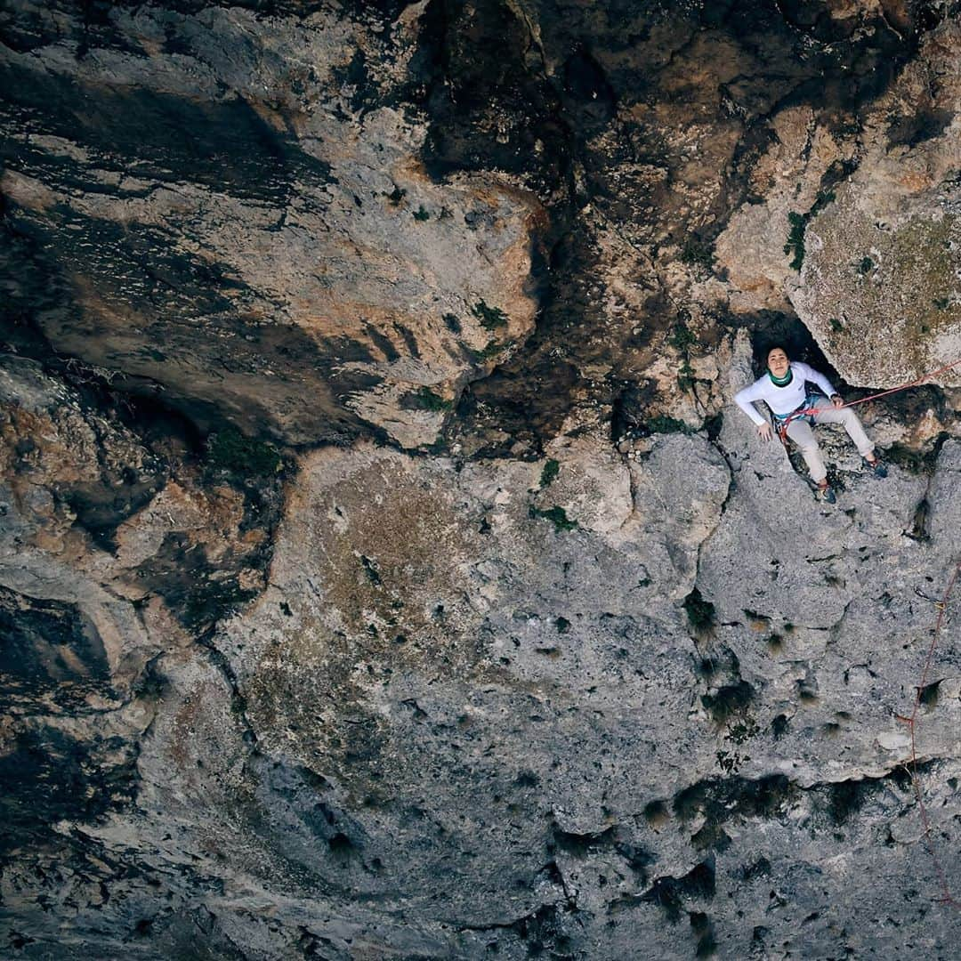 スターシャ・ゲージョのインスタグラム：「That feeling of freedom.  Time to go home for 2 weeks.  . . . . @trangoworldofficial @scarpaspa @wingschalk @climbskinspain #outdoor #freedom #rockclimbing #jelasnica #serbia #jelasnickaklisura #climbing #outdoorclimbing #homesweethome」