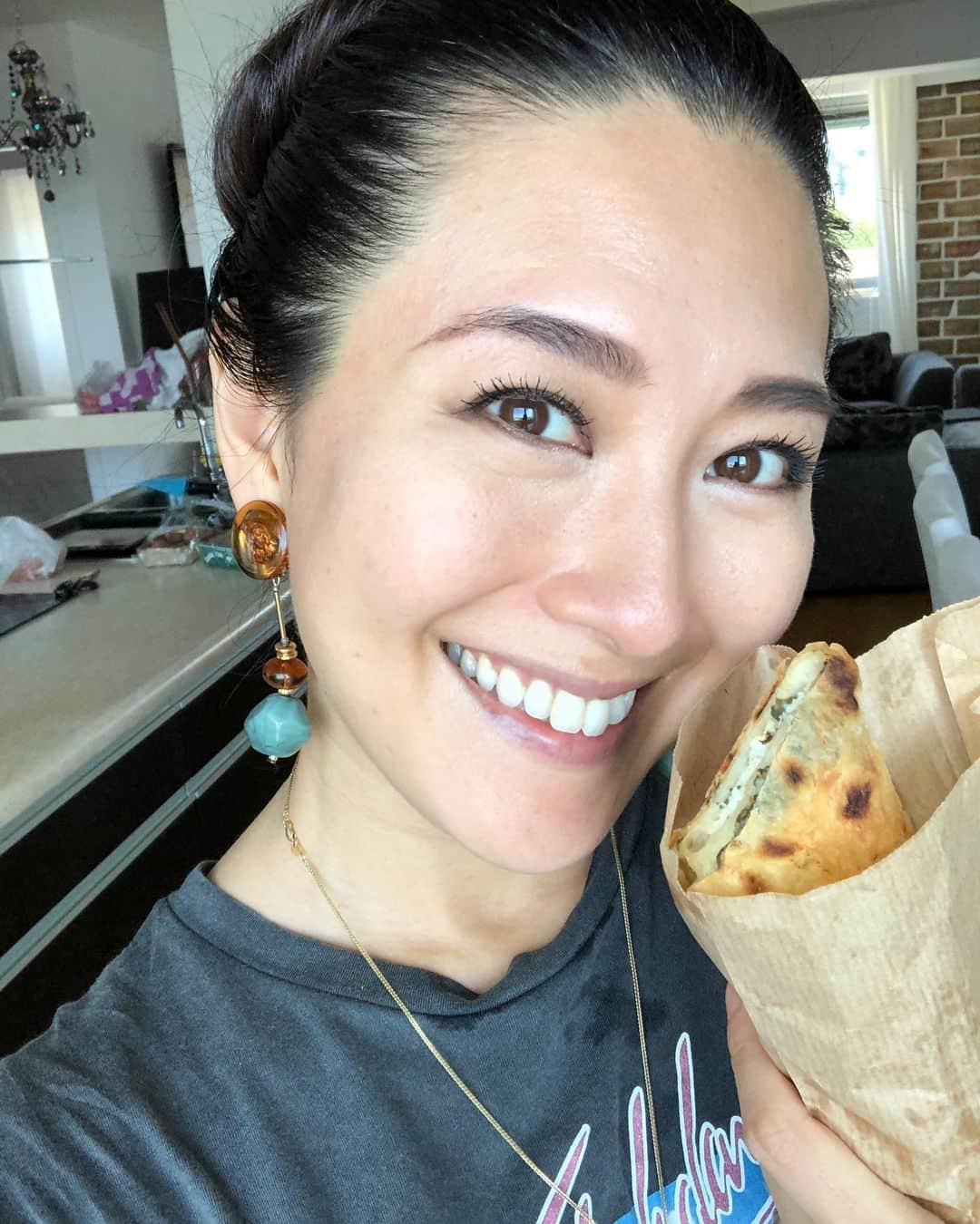 矢吹春奈さんのインスタグラム写真 - (矢吹春奈Instagram)「YES ! Banitsa 💓 This is traditional Bulgarian food👍✨I’m holding a spinach and cheese, but my favorite is apple and cinnamon😍  バニツァって言うブルガリアの伝統料理🥰 コレは、ほうれん草とチーズだけど、私は林檎とシナモンが好き😍」9月10日 4時42分 - yabukiharuna