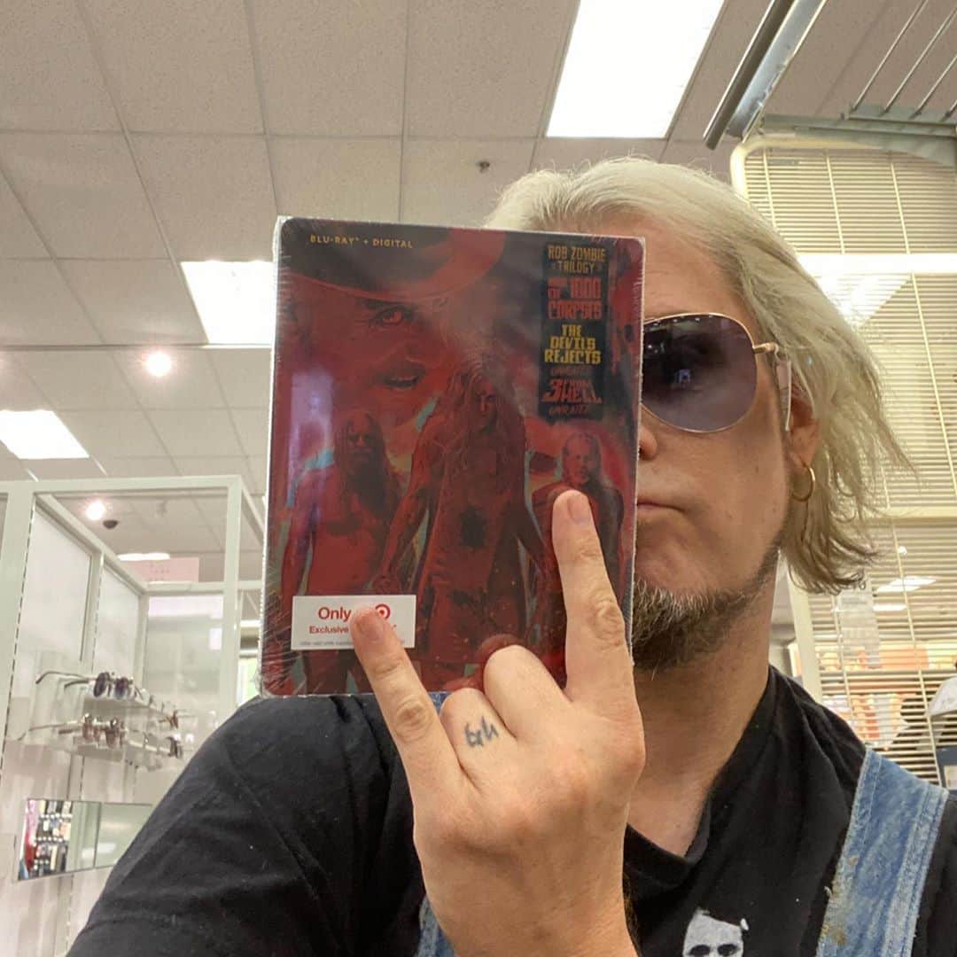 ロブ・ゾンビのインスタグラム：「You never know who you might run into getting that Firefly trilogy Steelbook! Thanks @john5official ✊🏻 #houseof1000corpses #thedevilsrejects #3fromhell  #robzombie #johnfive」