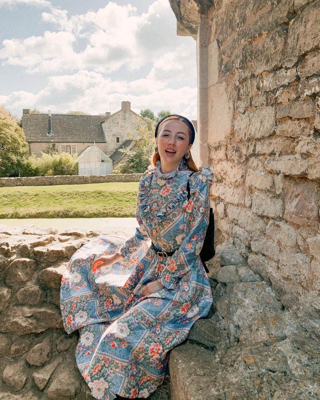 ベッキー・クルーエルのインスタグラム：「a ruined castle from the 1300s 🏰 sir john de la mare built nunney castle to solidify his status after enjoying royal favour, in Frome. It fell during the civil war in the 1600s, and all that’s left now is the thick stone bricks and beautiful deep moat ⁣ ⁣ Wearing the dress I designed and made myself 🥰」