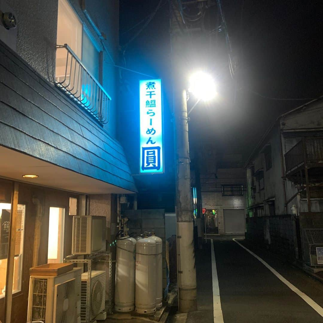 前野悠介さんのインスタグラム写真 - (前野悠介Instagram)「八王子ラーメン 煮干し鰮ラーメン 鰮は、イワシ（鰯）のムズイ字です  なんか、ご当地ラーメンらしいので昨日か一昨日か畠山と食べてきました！！ 看板が青って。食欲無くさせる色を看板にする挑戦はもうローソンがやっとる スープは美味い！イワシの風味があふれるが、麺をいささか茹で過ぎでコシがゼロ 山菜的なんも入ってるけど、入ってるだけやった。 ネギとチャーシューをごま油で和えてるのが上に乗ってて、コレが特徴なんかな？？ まぁ、麺とネギとラー油の組み合わせは美味いけどこのスープじゃない気がする。 レアチャーの意味が全く無い コレで1500円 店員さんに水何処ですか？と聞いたらめっちゃ愛想も悪かったし、ホンマにコレで三ツ星なんで取れたのか不思議！  トータル、99点でした（100点満点中）  だってやっぱり、旅先で食べるものって美味しいもんね！！！旅ラーメン最高！！」9月10日 4時50分 - maenoyuusuke