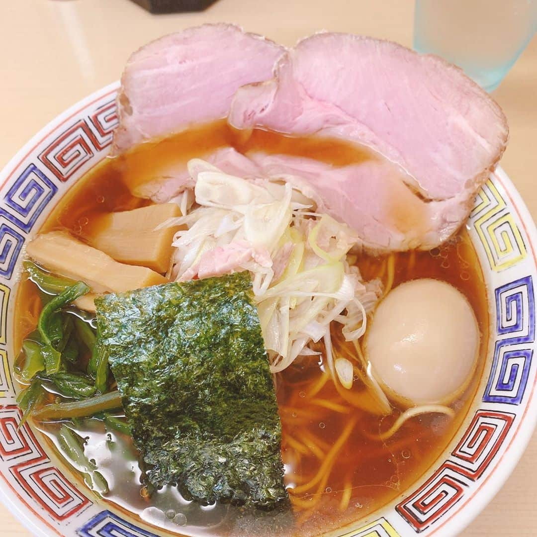 前野悠介さんのインスタグラム写真 - (前野悠介Instagram)「八王子ラーメン 煮干し鰮ラーメン 鰮は、イワシ（鰯）のムズイ字です  なんか、ご当地ラーメンらしいので昨日か一昨日か畠山と食べてきました！！ 看板が青って。食欲無くさせる色を看板にする挑戦はもうローソンがやっとる スープは美味い！イワシの風味があふれるが、麺をいささか茹で過ぎでコシがゼロ 山菜的なんも入ってるけど、入ってるだけやった。 ネギとチャーシューをごま油で和えてるのが上に乗ってて、コレが特徴なんかな？？ まぁ、麺とネギとラー油の組み合わせは美味いけどこのスープじゃない気がする。 レアチャーの意味が全く無い コレで1500円 店員さんに水何処ですか？と聞いたらめっちゃ愛想も悪かったし、ホンマにコレで三ツ星なんで取れたのか不思議！  トータル、99点でした（100点満点中）  だってやっぱり、旅先で食べるものって美味しいもんね！！！旅ラーメン最高！！」9月10日 4時50分 - maenoyuusuke