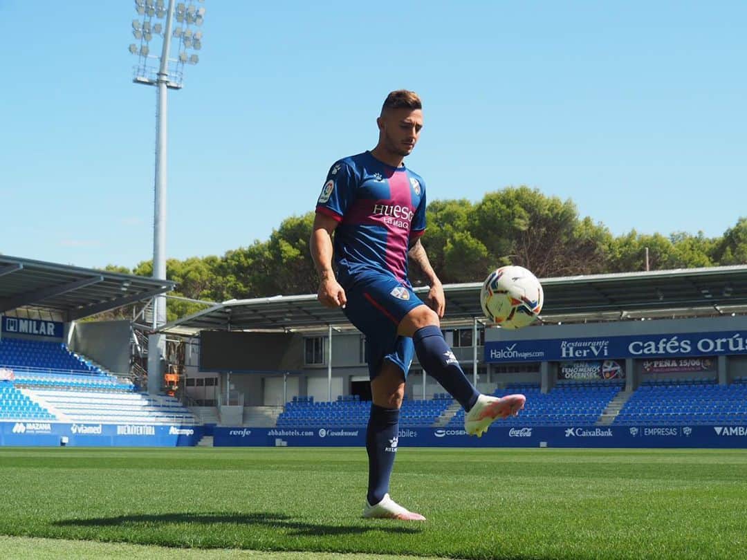 パブロ・マフェオのインスタグラム：「Felicidad en estado puro🤟  #sinreblar🔵🔴 @sdhuesca @sport.agency4u」