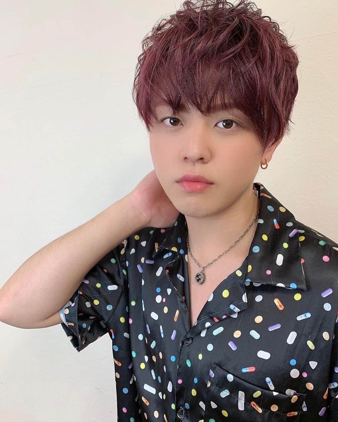 salon PRATiNO(サロンプラチノ)のインスタグラム：「. ✂︎Men's Style✂︎. . カット×カシスピンクカラー🧞‍♀️ 暖色系カラーで柔らかい雰囲気に🥳 ヘアカラーと合わせてアイブロウを描き足しました💁‍♀️ アイブロウ／ヘアメイクは同フロア  @clavis_happiness にて❣️  眉毛のカラーをヘアカラーに合わせてメイクするだけで とても一体感のある垢抜けた印象に💫 アイブロウ講習《１名様～》承ります♣  ヘアスタイルチェンジからヘアメイクまで トータルに出来るのはCLAVISだけ😎 . . 【CLAVIS PRATINO】 ◇月曜日～土曜日 10:00～20:00 ◇日曜日 10:00～18:00  ※定休日なし ※時間外はお問い合わせください。 愛知県名古屋市中区錦3-4-19石垣ビル７Ｆ ☎︎052-962-7017 . #hairstyle #hair #cornrow #braids #clavispratino #spiralperm #pratino #hairsalon #nagoya #haircolor #love #派手髪 #外国人風カラー #バレイヤージュ #グラデーション #コーンロウ #ブレイズ #スパイラルパーマ #特殊ヘア #ブラックヘア #美容室 #ヘアサロン #ヘアスタイル #ヘアカラー #クラビスプラチノ #名古屋 #栄 #錦」