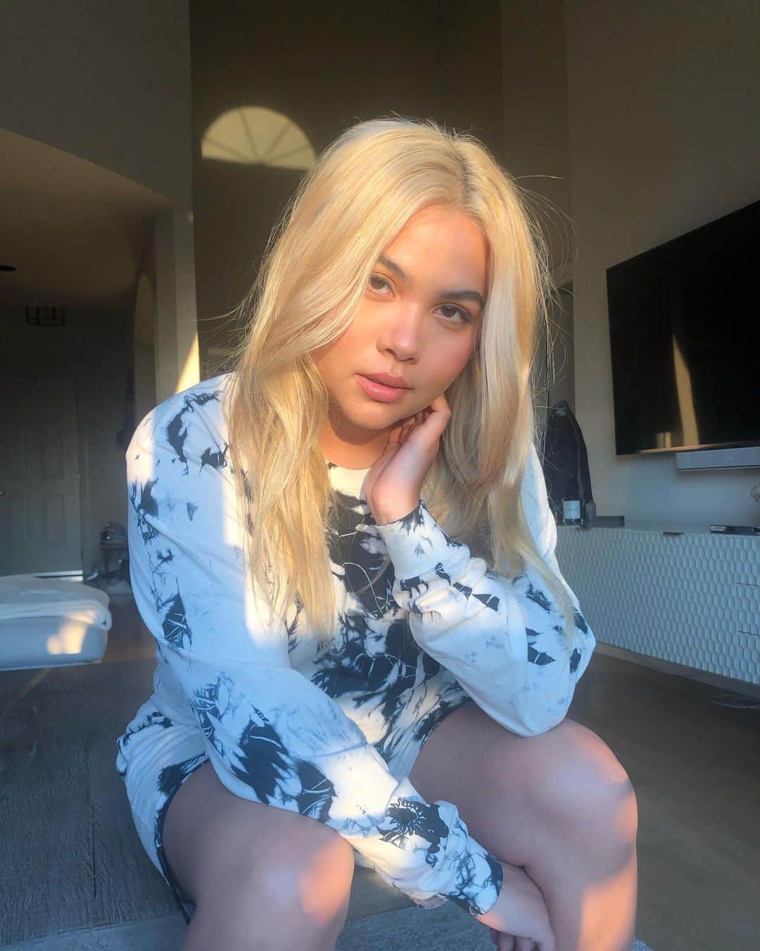 のインスタグラム：「Getting off or switching medication is a very up and down process... it comes in waves and can be very frustrating at times...especially when it affects you physically, mentally and emotionally. My goal is to be completely holistic one day soon and to be able to trust my body and mind. But today I’m feeling beautiful so I’m gonna enjoy this moment :) slow and steady ❤️」