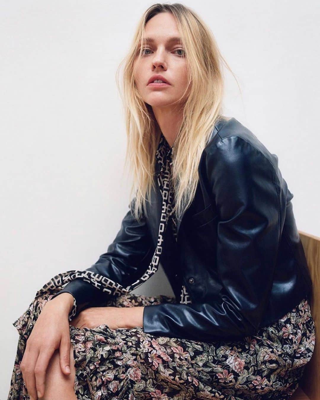 サーシャ・ピヴォヴァロヴァのインスタグラム：「Moving into the fall with new @Zara」