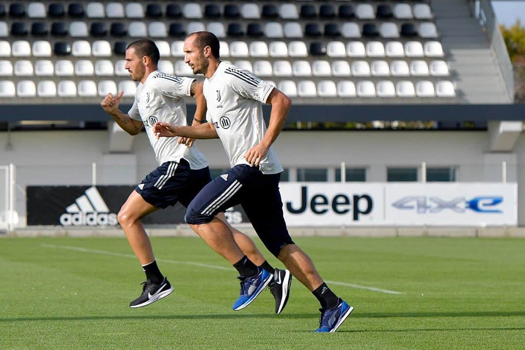 レオナルド・ボヌッチさんのインスタグラム写真 - (レオナルド・ボヌッチInstagram)「Back to ⚪️⚫️ #LB19 #FinoAllaFine」9月10日 4時57分 - bonuccileo19