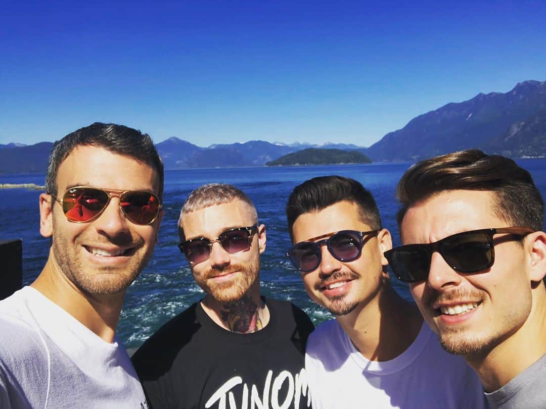 ルイス・フェネロのインスタグラム：「Coming for you Tofino 💙 #ferry #tofino #bc #friends」