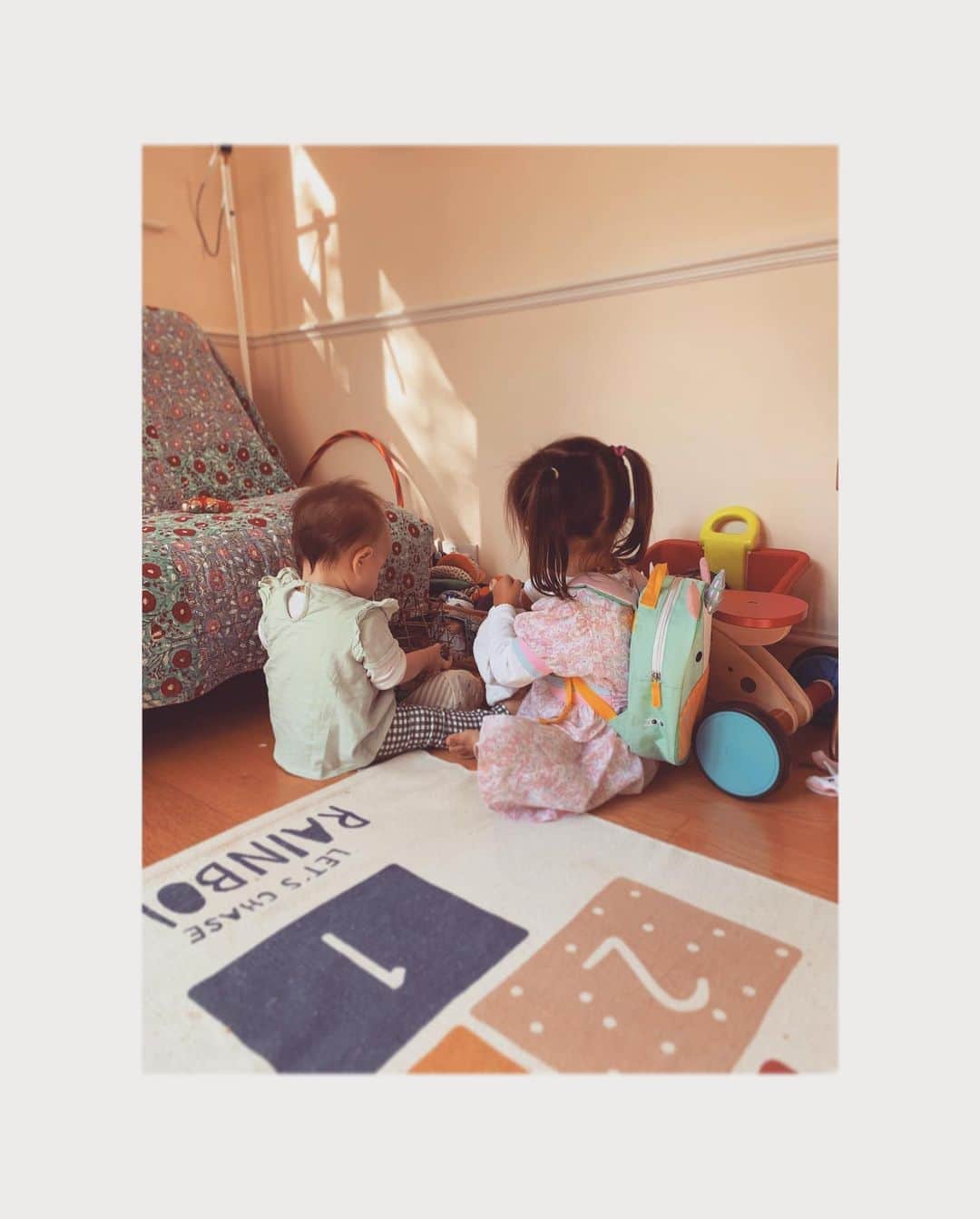 のインスタグラム：「My universe. Growing so fast... slow down a little, my heart can’t take it 😭 . . . . #daughters #sisters #mygirls #motherhood #childhood #mybabies #blessed #love #family #beauty #thankful #grateful」