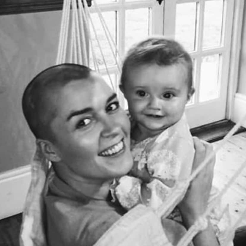 シャロン ワコブのインスタグラム：「This is Alannah she is a fashion graduate who became a mum of 3 beautiful children , all now below the age of 5. Alannah is now fighting stage 4 cancer, she has the most amazing strength , and is one of the funniest people I have listened to talk about our industry! Please take a moment to send a message  @worth_fighting4 , please support her battle , words of support from you will mean so much , and if you can reach out also and help her situation by donating to  https://gf.me/u/ythwus」