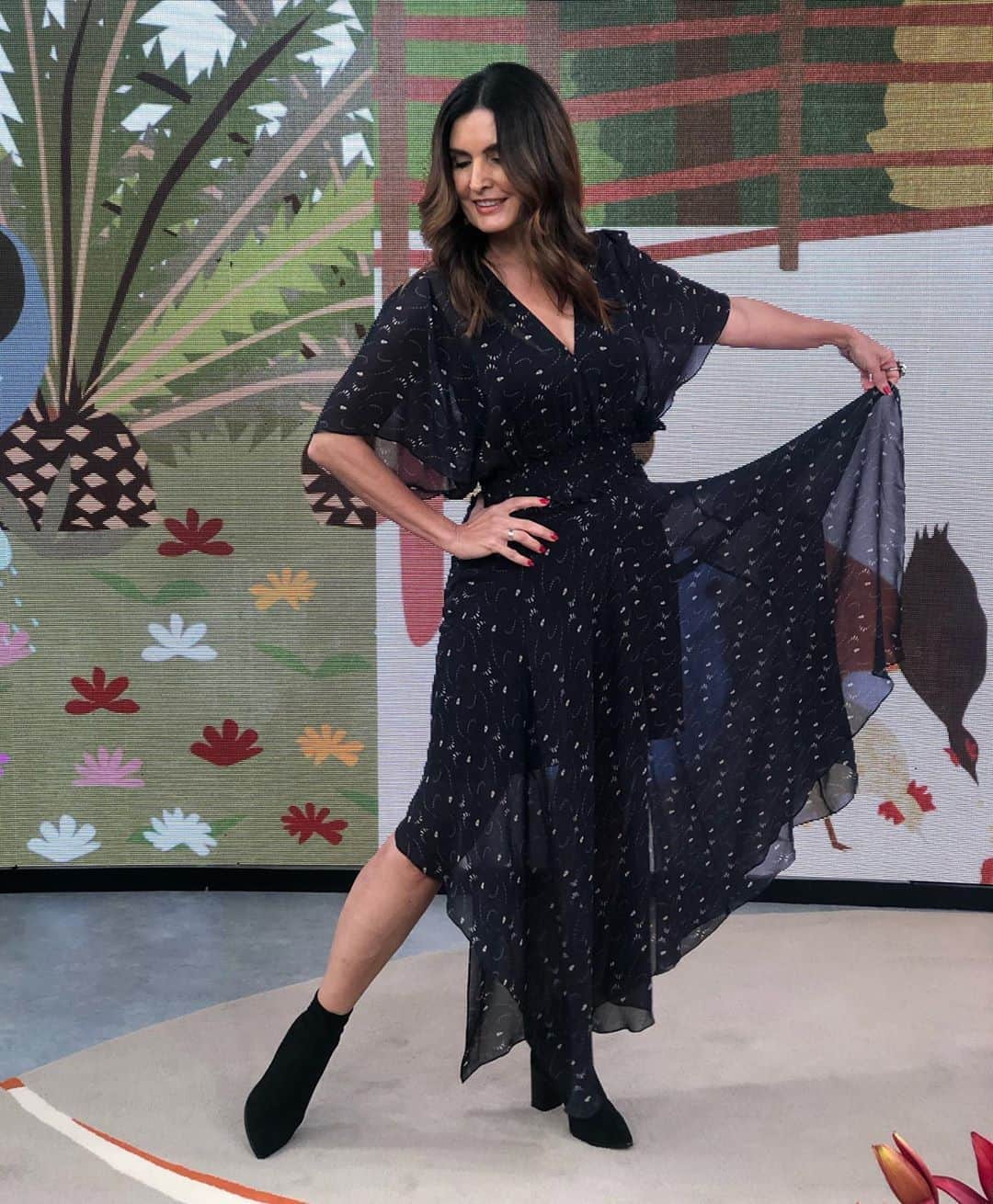 ファチマ・ベルナルデスのインスタグラム：「Saudade de dançar, né minha filha? Brincadeirinha. É que achei lindo esse vestido com bota. Quem já tentou essa combinação?」