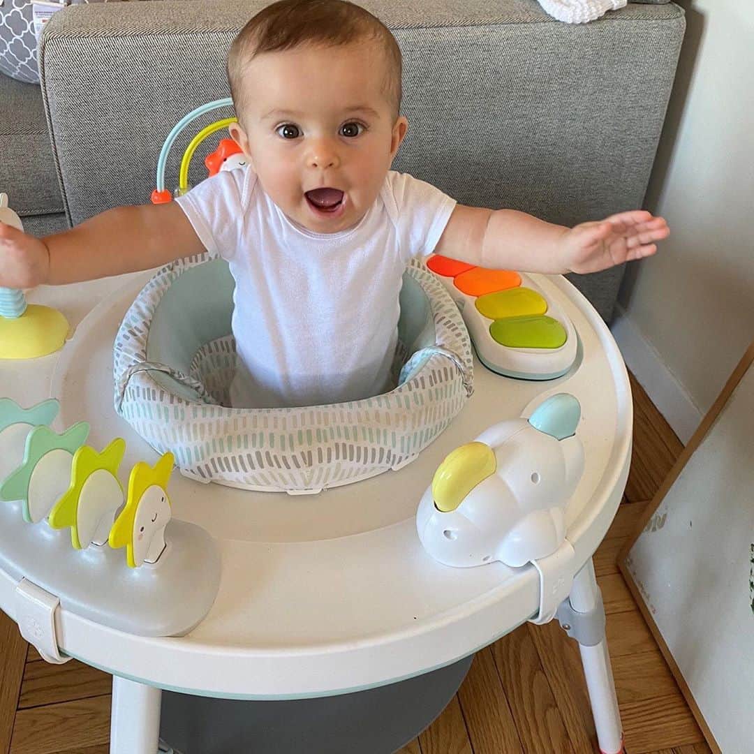 Skip Hopさんのインスタグラム写真 - (Skip HopInstagram)「We're THIS excited to tell you that our Activity Centers are now back in stock! 🙌 Packed with fun and developmental activities, your little ones will have a blast! 🚀💕  📸: @zahavavahaz  #hellocutie #lotsoffun #backinstock #skiphop」9月10日 5時47分 - skiphop