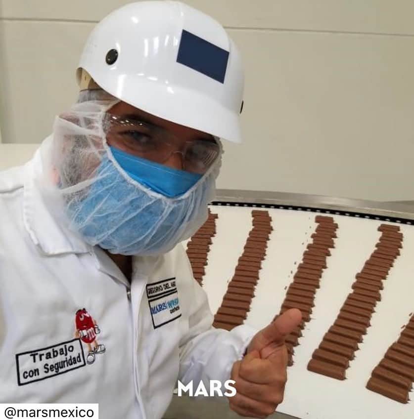 Marsのインスタグラム：「#repost @marsmexico  . . . Associate Goyo shares what it means to be the director of a Mars chocolate factory in @MarsMexico. “I’m passionate about being part of the history – and heritage of chocolate in Mexico. Additionally, through our brands – bringing smiles to millions of consumers 👨🏻‍ 👩🏻‍ 🧑🏽. Working as a plant leader also means a commitment and responsibility to the hundreds of people who are behind the production process.” #ProudlyMars」