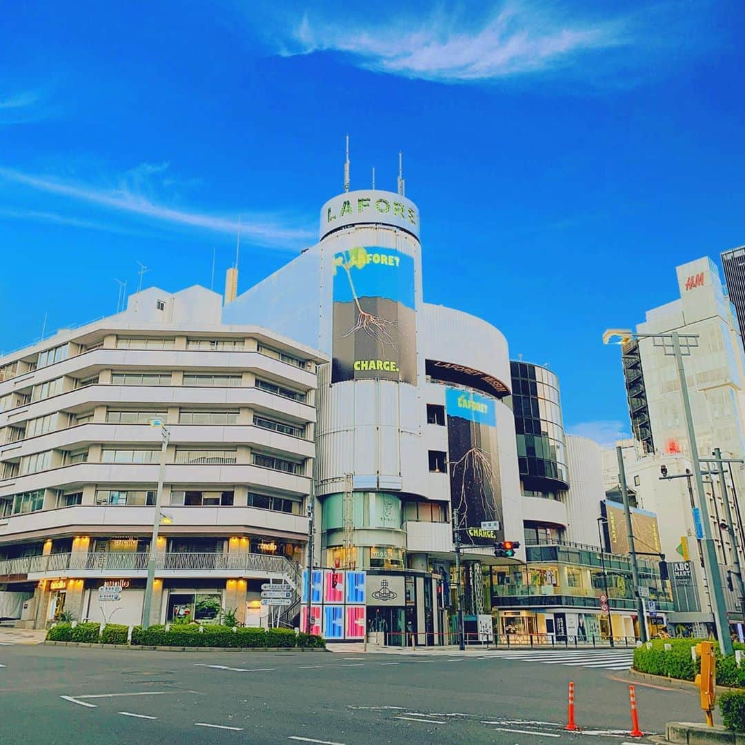 YOKANさんのインスタグラム写真 - (YOKANInstagram)「《OhaYOKAN》  今朝の 原宿表参道は快晴なり…☀️  湿度はありますが 清々しくさわやかな朝🌅  朝ラン＆ウォークは快調でした…🏃‍♂️👟  さて  本日の YOKANは  午前中は  エディット作業…✂️🎵  遅れている 事務作業…✍️📄  午後からは  本日分の 宿題ノルマ…✏️🎹🎼  ・ライブ用譜面作成 ・楽曲コピー作業  楽しみながらがんばりまーす✌️  みなさま  笑顔で ステキな1日を…💓  #harajuku #omotesando #原宿 #表参道 #tokyo #japan #morning #朝 #朝ラン #ウォーキング #running #walking #plogging #プロギング #OhaYOKAN #YOKAN散歩 #街角アート #streetart #architecture #建築 #建物 #laforetharajuku #ラフォーレ原宿 #神宮前交差点 #jingumaeintersection #インスタ映え #instagram #笑顔でステキな1日を💓 #tokyocameraclub」9月10日 6時04分 - yokanstudio