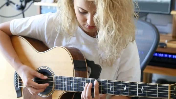 トーライ・ケリーのインスタグラム：「sat down & gave a behind the scenes look at what went into making each track on my new #Solitude ep ✨📹 watch the full vid now on my youtube!」