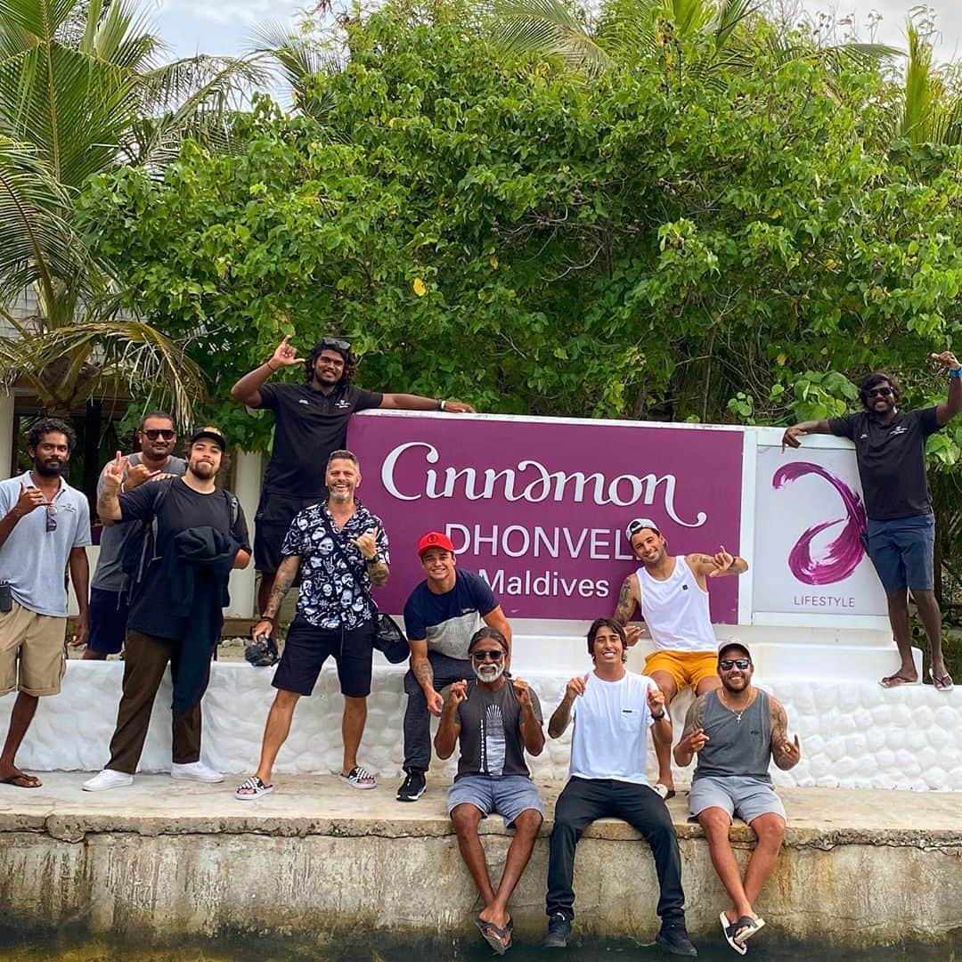 ミグエル・プッポのインスタグラム：「E a trip chegou ao fim😢 Feliz de retornar a esse paraíso e surfar o dia todo até não aguentar mais🥵Muito obrigado @atolltravel @pastapointmaldives @dara_ahmed @waterwaystravel pela incrível estrutura durante toda nossa estadia, @cinnamondhonvelimaldives pelo carinho conosco💙 Agradeço também ao @grubbasfamily e a @theonesportsagency pelo convite👊 E para finalizar @nivanasupertrips por me transportar até esse pedacinho do céu✌️ #cinnamondhonvelimaldives #atolltravel  #atolladventures  #atolladventuresmaldives  #pastapoint  #pastapointmaldives  #pastapointmaldivas  #waterwaystravel #maldives  #maldivas」