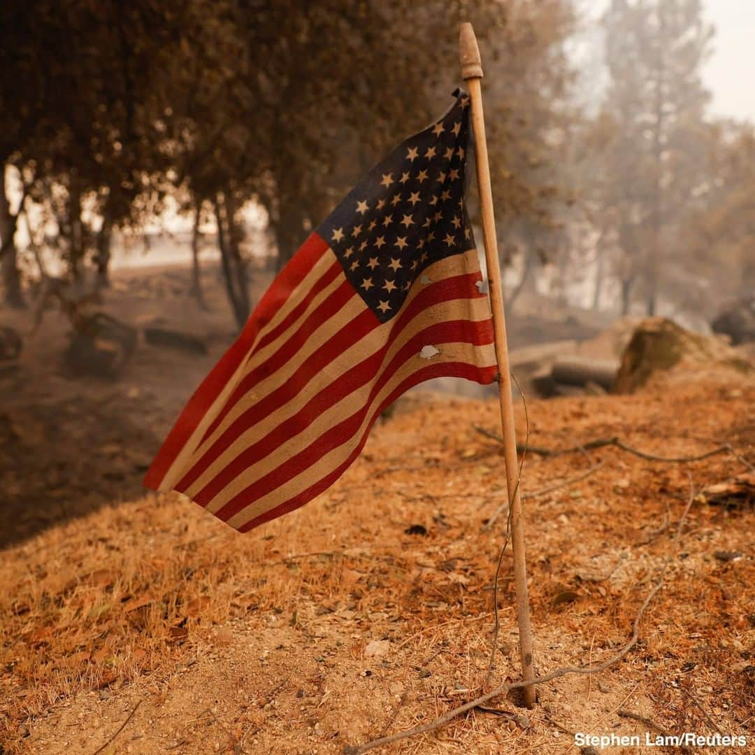 ABC Newsさんのインスタグラム写真 - (ABC NewsInstagram)「An American flag still stands amid a path of charred destruction wrought by the #CreekFire in Auberry, California, and surrounding areas. #auberry #california #wilfdire #fires」9月10日 6時18分 - abcnews