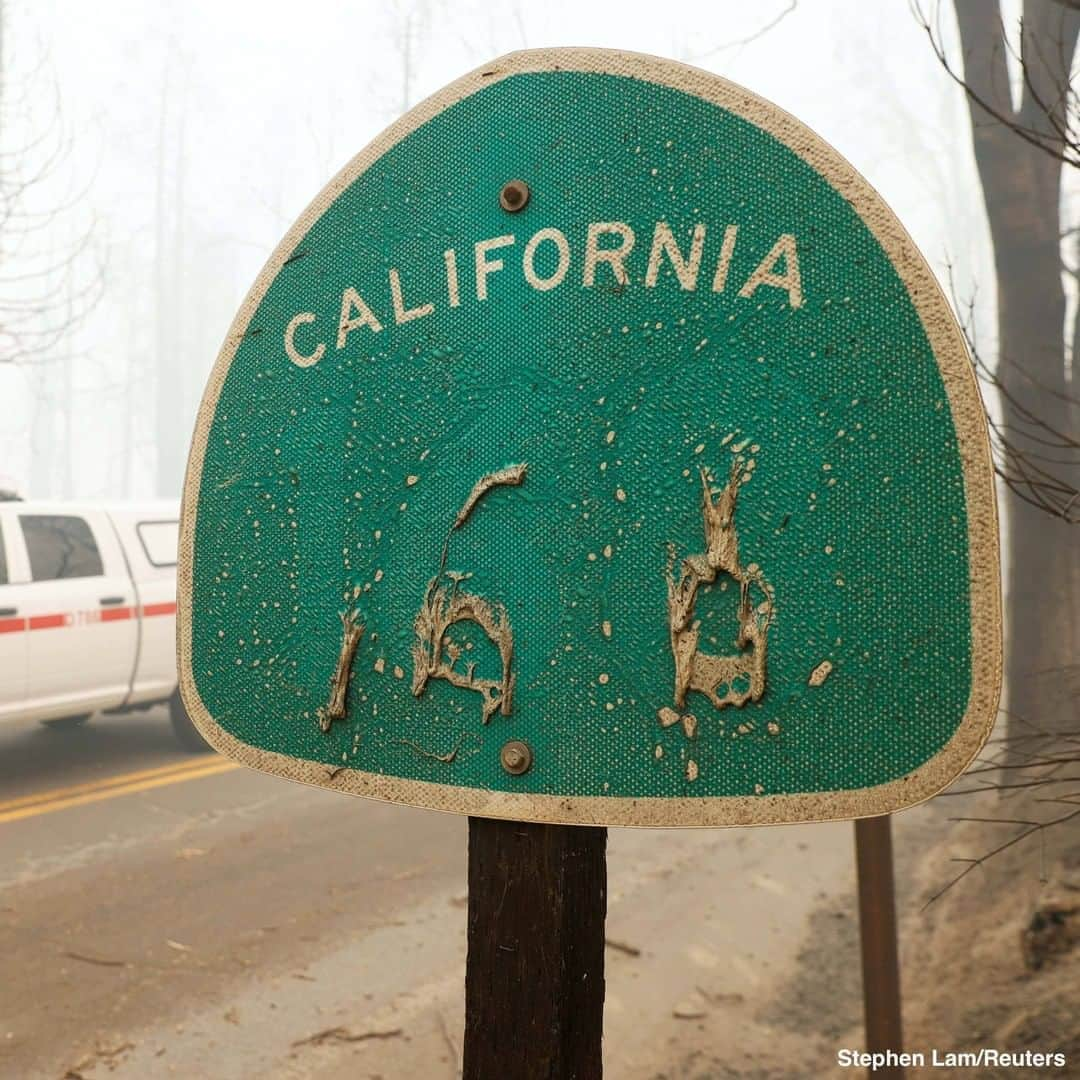 ABC Newsさんのインスタグラム写真 - (ABC NewsInstagram)「An American flag still stands amid a path of charred destruction wrought by the #CreekFire in Auberry, California, and surrounding areas. #auberry #california #wilfdire #fires」9月10日 6時18分 - abcnews