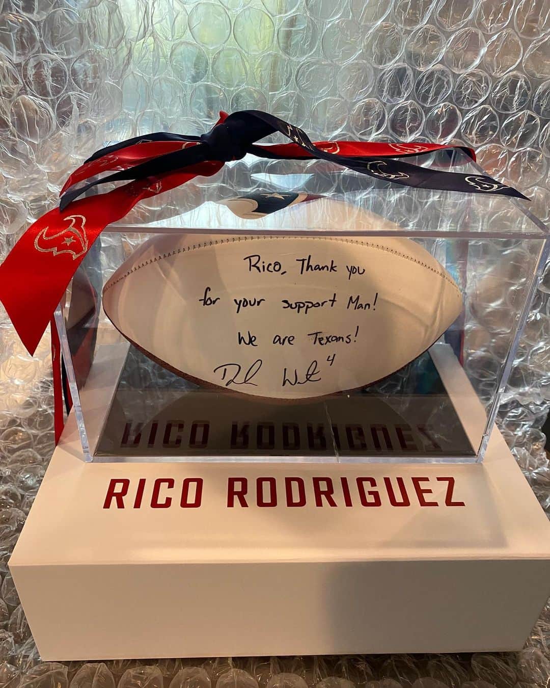 リコ・ロドリゲスのインスタグラム：「Thank you to the @houstontexans for this awesome care package! It got me even more hype for the season to start! S/O to my guy @deshaunwatson for the signed ball! Go kill it this year homie 😤😤 #WeAreTexans」