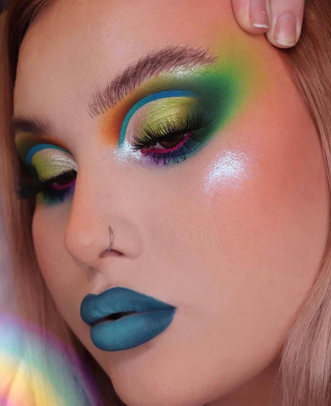 Jeffree Star Cosmeticsさんのインスタグラム写真 - (Jeffree Star CosmeticsInstagram)「Tropical Fantasy ✨ @britmunmakeup created this bold blue lip using our #velourliquidlipsticks in the shades Breakfast at Tiffany’s & Mermaid Blood🧜‍♀️ #jeffreestarcosmetics」9月10日 6時28分 - jeffreestarcosmetics