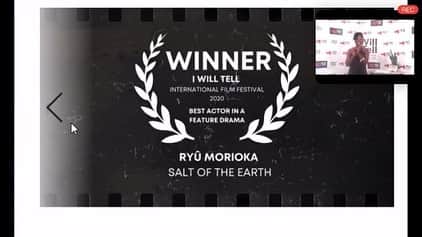 森岡龍さんのインスタグラム写真 - (森岡龍Instagram)「映画「地の塩　山室軍平」が、イギリスの映画祭、I will tell international film festival2020で、最優秀主演男優賞を頂きました！！﻿ ﻿ 初めての俳優賞です。﻿ ﻿ 泣くほど嬉しいです。﻿ ﻿ 本当に、映画を、芝居を、続けてきて良かった。﻿ ﻿ 関わってくださった全ての人に感謝です。﻿ ﻿ そして、作品としてもヴァンガード賞を頂きました㊗️﻿ ﻿ 授賞式はリモートで、各国の映画人たちも自宅から参加していて新鮮でした。﻿ ﻿ 人種問題などのテーマを扱った作品が多く、意義のある映画祭で、素晴らしいスピーチがたくさん聞けました。﻿ ﻿ この賞に恥じないよう、精進してまいります。﻿ ﻿ 2枚目の写真は興奮気味にスピーチしている様子。﻿ photo by @wagamiwa  我妻さんありがとう！」9月10日 6時21分 - ryu_morioka