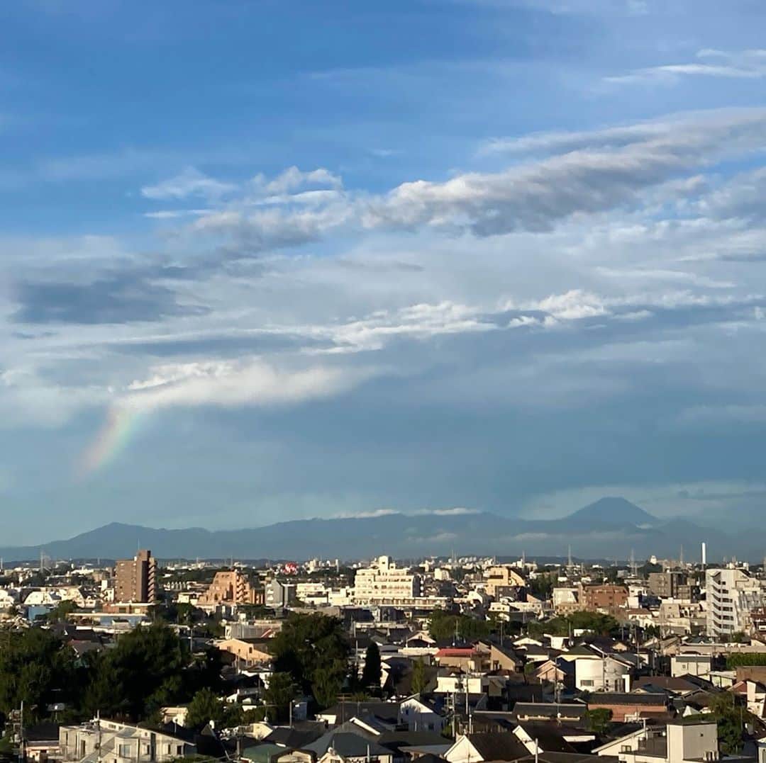 シモネのインスタグラム：「朝早くさんのおかげで、虹と富士山さんが見れた🗻 x 🌈  眠いこと忘れちゃうね〜  みんなに素敵な木曜日を💛  Graças ao moço que “madruga” consegui ver o arco-íris junto com o monte Fuji 🗻 🌈  Ate esqueci que ainda estou com sono kkk  Boa quinta para todos 💕」