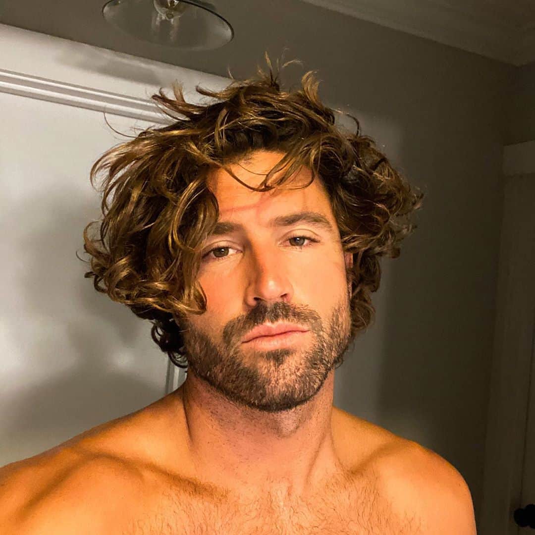ブロディ・ジェンナーのインスタグラム：「🌴🌞🌊」