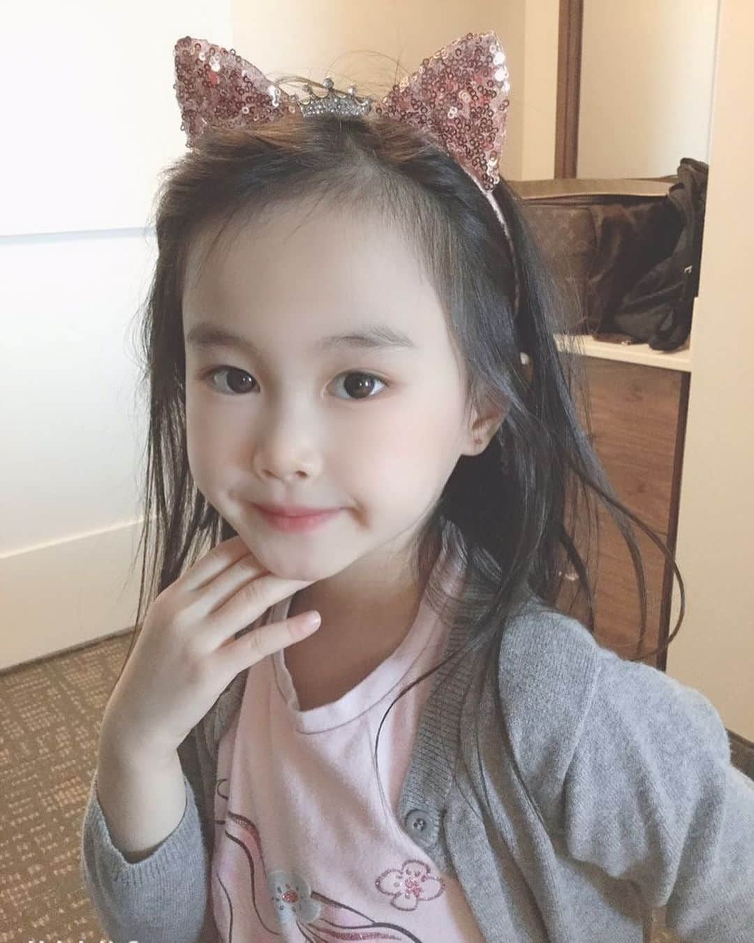 加織のインスタグラム：「娘(5歳)に教えてもらって、最近のアプリの素晴らしさに今更気付いた35歳の秋🙋🏻‍♀️笑  寝起きスッピンでもこんなにキレイにしてくれるのか！現代の技術は素晴らしい👏🏻笑笑  そしてわたしとむすめ似てるな〜って最近思う♡」