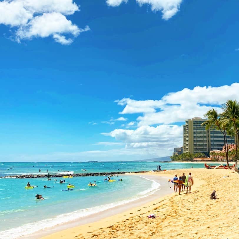 マキ・コニクソンさんのインスタグラム写真 - (マキ・コニクソンInstagram)「お知らせがあります！☝🏼 webマガジン”My ハワイの歩き方”の姉妹サイトでハワイの情報をたくさん発信している”and my Hawaii” @andmyhawaii  に私が4月にインタビューを受けた時の記事が掲載されています！✍🏻  初めてのロックダウン中のハワイの過ごし方、私の想い、ハワイの状況などが毎週木曜日6回に分けて紹介されるので是非読んでみて下さいね！🙏🏻  インタビュー第二回は今日アップデートされます！😊 とにかくあの頃も今も全く同じ気持ち！ 1ミリもブレてません！ 頑張れハワイ！💪🏼We are not alone!!   #エアハワイ🌺  #リアルハワイ #頑張れハワイ #We are not alone!!  #andmyhawaii」9月10日 6時37分 - makikonikson