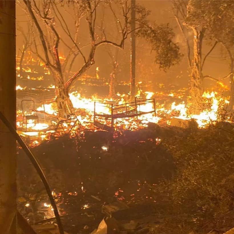のインスタグラム：「The refugee camp in Greece that I visited with @oxfam a couple years ago have been completely devastated by fire leaving 1000’s without shelter. Just when things couldn’t get any worse, they did. If you can help in any way please do. @oxfamamerica」