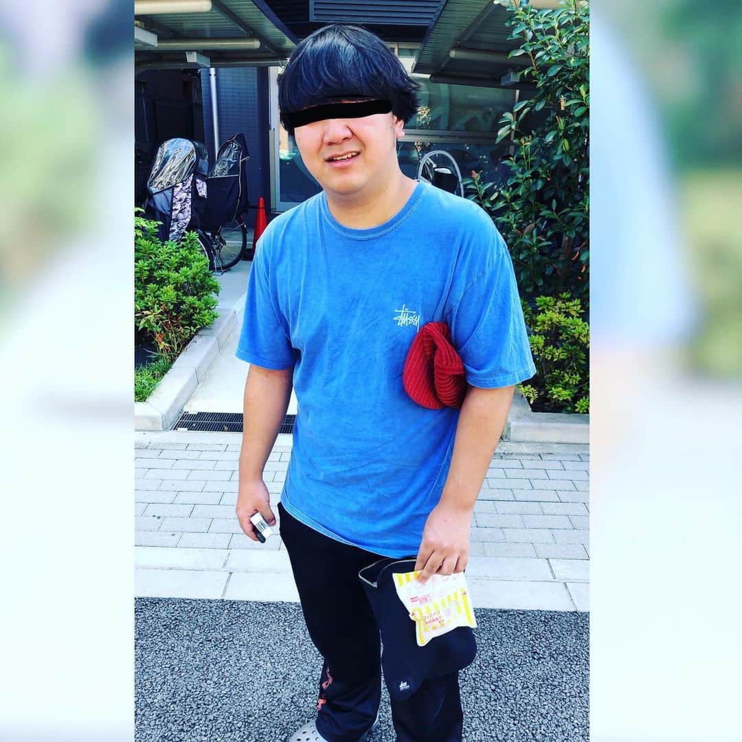 大迫一平のインスタグラム：「さかむけ  #都内某所 #T氏 #リハーサルに一時間遅刻 #手にはファミチキ #ジンギスカントイレ前の写真に酷似」