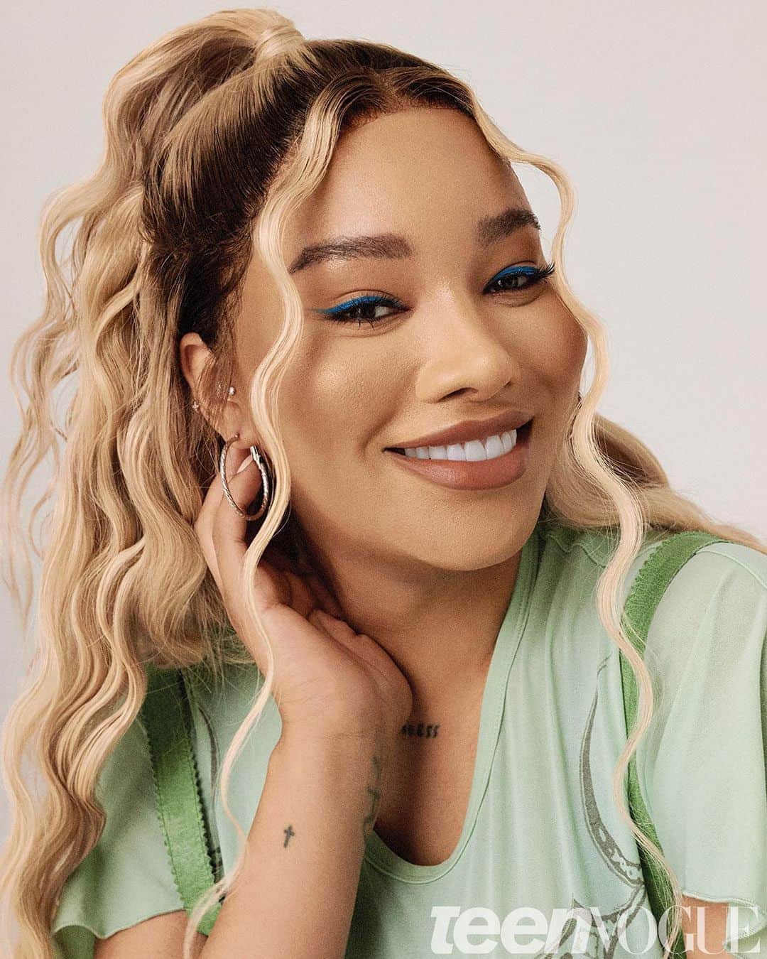 Teen Vogueさんのインスタグラム写真 - (Teen VogueInstagram)「“I went through all of that sh*t and came out on the other side, still able to generate self-love and compassion and understanding for other people.” 💖 British model, social activist, and now author @munroebergdorf has a noble goal — to be the role model she never had as a kid. For our September cover story, Munroe opens up about surviving, writing her debut book, and using her platform for good. #WhatIsFashionNow 📸: @themasonsofficial ✍🏻: Thora Siemsen 💇🏾‍♀️: @mikaimcdermotthair 💄: @biancaspencermua 👗: @himichelleli 📦: @pennymillsstudio 🎬: @makingpicturessoho」9月10日 6時42分 - teenvogue