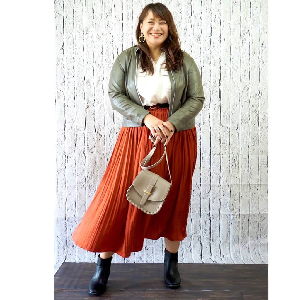 Alinoma公式さんのインスタグラム写真 - (Alinoma公式Instagram)「ㅤㅤ ■しまむら(Avail)×Alinomaコーデ＜4LモデルEMMA＞ ㅤㅤㅤㅤㅤㅤㅤㅤㅤㅤㅤㅤㅤ しまむらやAvailでお買物することも多いというEMMAちゃん。お手持ちのしまむらやAvailの服と、Alinomaのアイテムを組み合わせた、秋色コーデをご紹介！ ㅤㅤㅤㅤㅤㅤㅤㅤㅤㅤㅤㅤㅤ No1 フェミニンな刺繍入りのAvailのピンクのブラウスに、GOLDJAPANのチュールスカートを合わせました。白のブーツで甘辛コーデに。 ㅤㅤㅤㅤㅤㅤㅤㅤㅤㅤㅤㅤㅤ No2 秋らしいテラコッタのプリーツスカートはAvailの秋の新作。LAVEANGEのブラウスとTROIS DEUX UNのレザージャケットを合わせて大人の秋コーデに。 ㅤㅤㅤㅤㅤㅤㅤㅤㅤㅤㅤㅤㅤ No3 何にでも合うしまむらの短めカーキブルソン。MIIAのフェミニンな刺繍ワンピーに羽織って、大人可愛いコーデに。ㅤㅤㅤㅤㅤㅤㅤㅤㅤㅤㅤㅤㅤㅤㅤㅤㅤㅤㅤㅤㅤㅤㅤㅤㅤ ㅤㅤㅤㅤ 〉〉モデル：EMMA @emma.dream515 ／162cm（4L-5L着用） ㅤㅤㅤㅤㅤㅤㅤㅤㅤ AlinomaはLL～10Lサイズのぽっちゃり女性のためのファッションECモールです。ありのままの自分をもっと素敵に！そんな想いを叶えるファッションをお届けします♪ ▼▼ @alinoma_official ⇒気になったアイテムの詳細はプロフィールのURLからcheck ㅤ URL 〉〉https://bit.ly/2KAEba4 ㅤㅤㅤㅤㅤㅤㅤㅤㅤㅤㅤㅤㅤㅤ #アリノマ #ぽっちゃり #プラスサイズ #大きいサイズ #大きいサイズレディース #プラスサイズコーデ #ぽっちゃりコーデ #ラファコーデ #ぽっちゃり女子 #ぽっちゃり大人女子  #ぽちゃコーデ #ぽっちゃりファッション #ぽちゃかわ #ぽっちゃりさんと繋がりたい #今日のコーデ #着痩せコーデ #着痩せ #着やせコーデ#着やせ #体型カバー #私服コーデ #秋ファッション #秋コーデ #アベイル #Avail #しまむら  ㅤ #alinoma #plussize #plussizemodel #plussizefashion」9月10日 7時02分 - alinoma_official