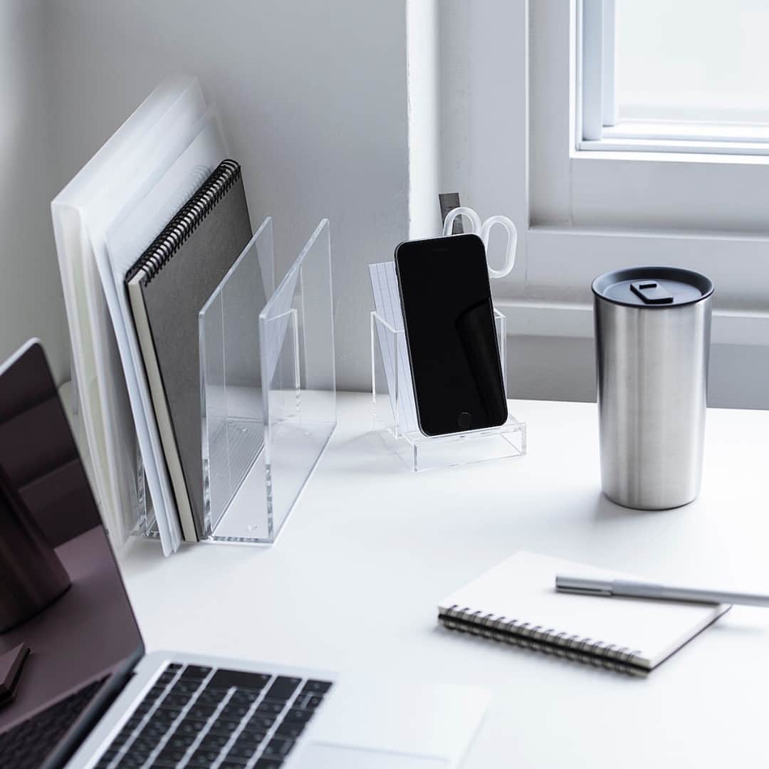 MUJI USAさんのインスタグラム写真 - (MUJI USAInstagram)「Carve out a quiet and productive workspace for studying or working from home.   Acrylic Storage options allow you to find what you need at just a glance, while keeping loose belongings grouped together.  #muji #mujiusa #bts #wfh #organization」9月10日 7時01分 - mujiusa