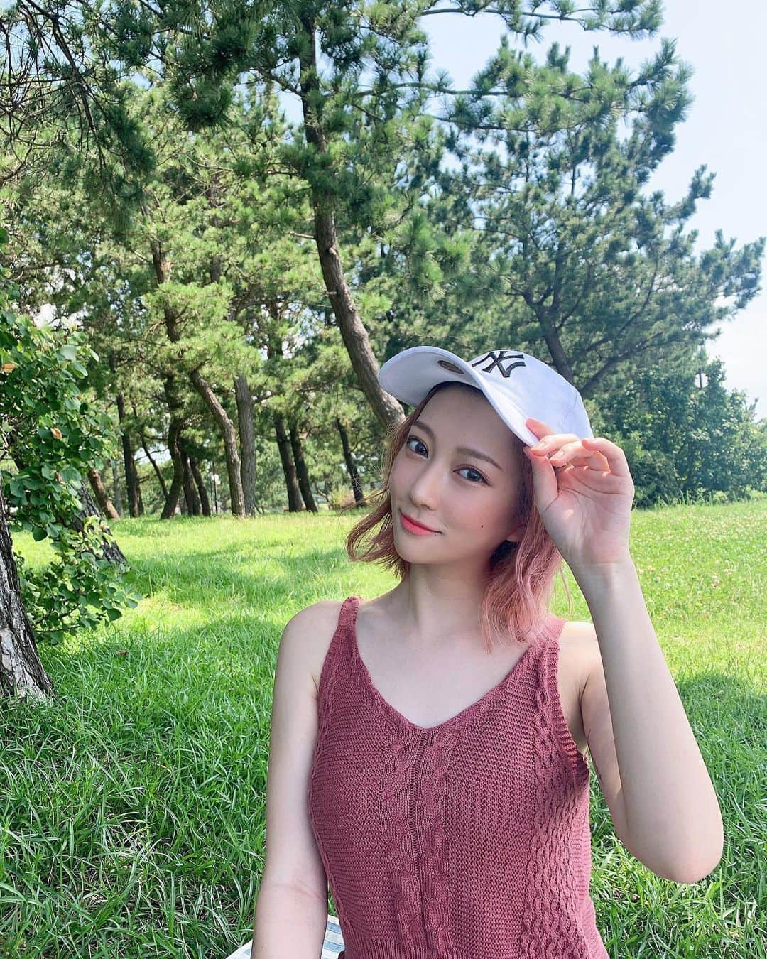 高辻千夏さんのインスタグラム写真 - (高辻千夏Instagram)「🍃﻿ ﻿ ﻿ goodmorning☁️﻿ ﻿ 夏ももう終わりかなぁ？﻿今年もとっても楽しかった🔆﻿ ﻿  みんなはどんな夏でしたか？？？？  ﻿  もう最近は、朝の風がちょっとひんやりしてて涼しい！うれしい！﻿  秋は、私が一番好きな季節♡﻿ ﻿ 食欲の秋🦪💕笑﻿ ﻿ ﻿食べることばっかり考えてるから、毎年秋になるとちょっとふっくらします🤭🤭(小声) ﻿  今日も1日頑張ろうね〜〜！✊✊﻿ ﻿ ﻿ ﻿ ﻿#キャップ女子 #ストリート系女子 #スト女子 #ナイキ女子 #サロンモデル関西 #サロモ #サロンモデル #サロモ関西 #サロンモデル大阪 #ピクニック #自然が好き #公園フォト #ootd #fashion #gm #데일리룩 #얼스타그램 #경치 #좋아요반사 #오오티디」9月10日 7時11分 - chinatsujk