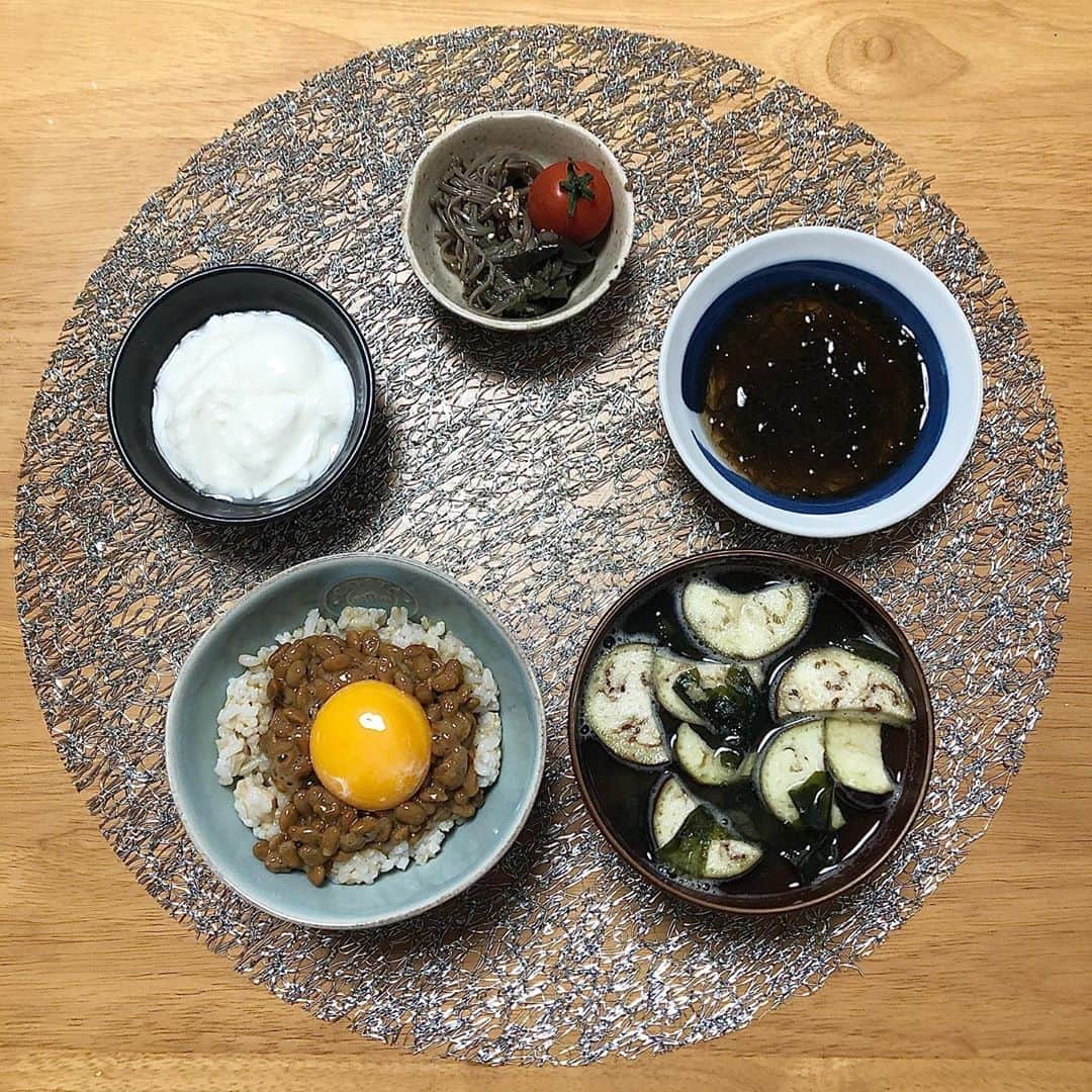 みのり(26)＠東京 ダイエットのインスタグラム：「朝ごはん . . ごはん　120g ナスの味噌汁 納豆+たまご もずく酢 無限えのき ヨーグルト . . おはよう、寝ても寝ても眠い🥱😴 今日もお仕事がんばろう(^ ^) . . ◉ライザップ公認の紹介アンバサダーです。 〜紹介特典で、お安く入会できます〜 . ▶︎全国どの店舗でもOK ▶︎カウンセリング予約前にご連絡ください . 📺RIZAP TVCM出演 🏅RIZAP BMG ファイナリスト2017.2018 . #rizap #ライザップ #ダイエット #diet #レコーディングダイエット #ダイエッター #公開ダイエット  #朝ごはん #morning #食べて痩せる #おうちごはん #糖質制限 #低糖質ダイエット #和食 #クッキングラム #自炊女子 #腸内環境 #食事管理 #栄養  #cleanmeals  #lowglycemic #玄米 #まいにちごはん部」