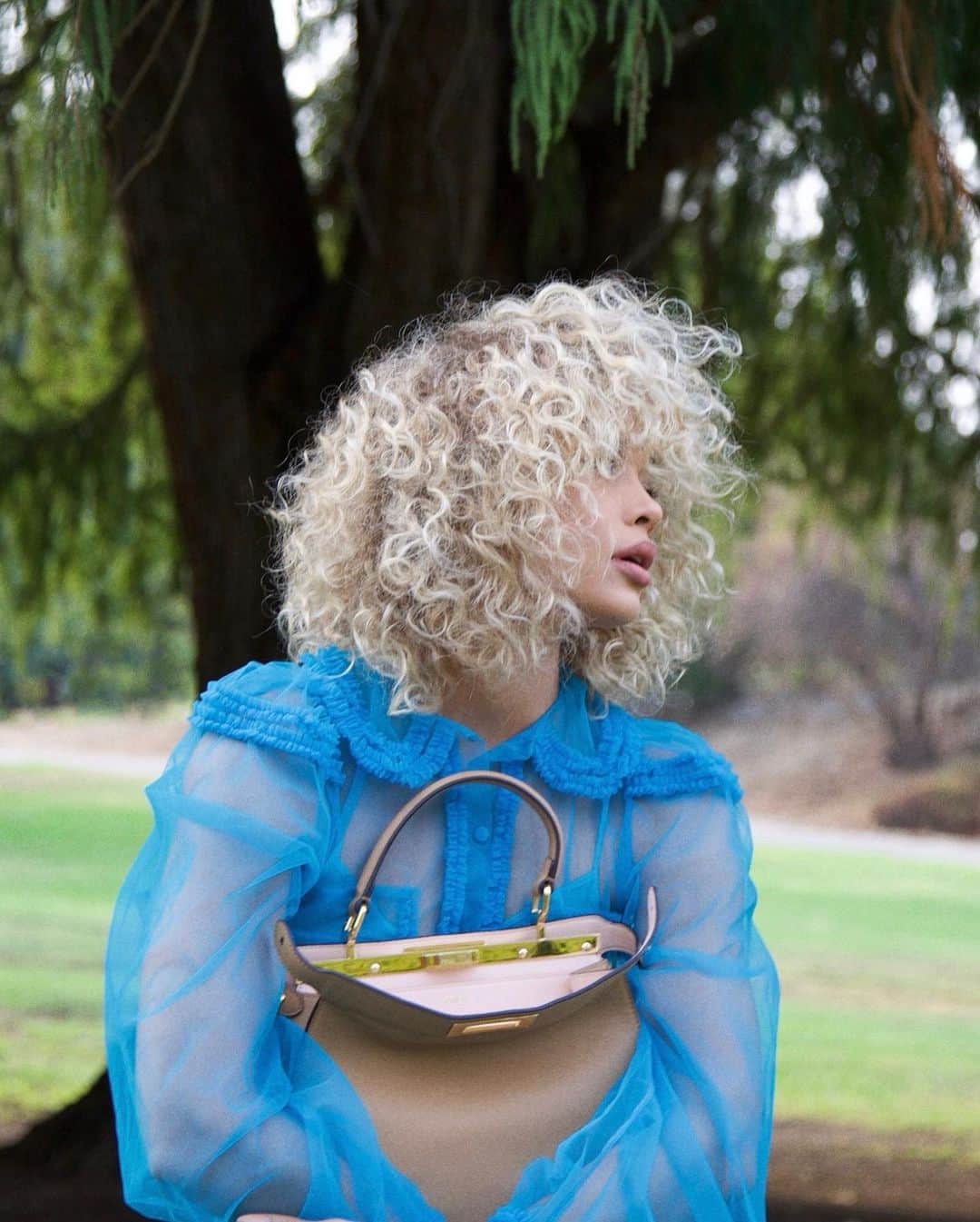 ジャスミン・サンダースさんのインスタグラム写真 - (ジャスミン・サンダースInstagram)「Peekaboo- I see you 😉 @fendi @fisforfendi #FendiPeekabooDay #FendiFriends #FisforFendi #Fendi」9月10日 7時07分 - goldenbarbie