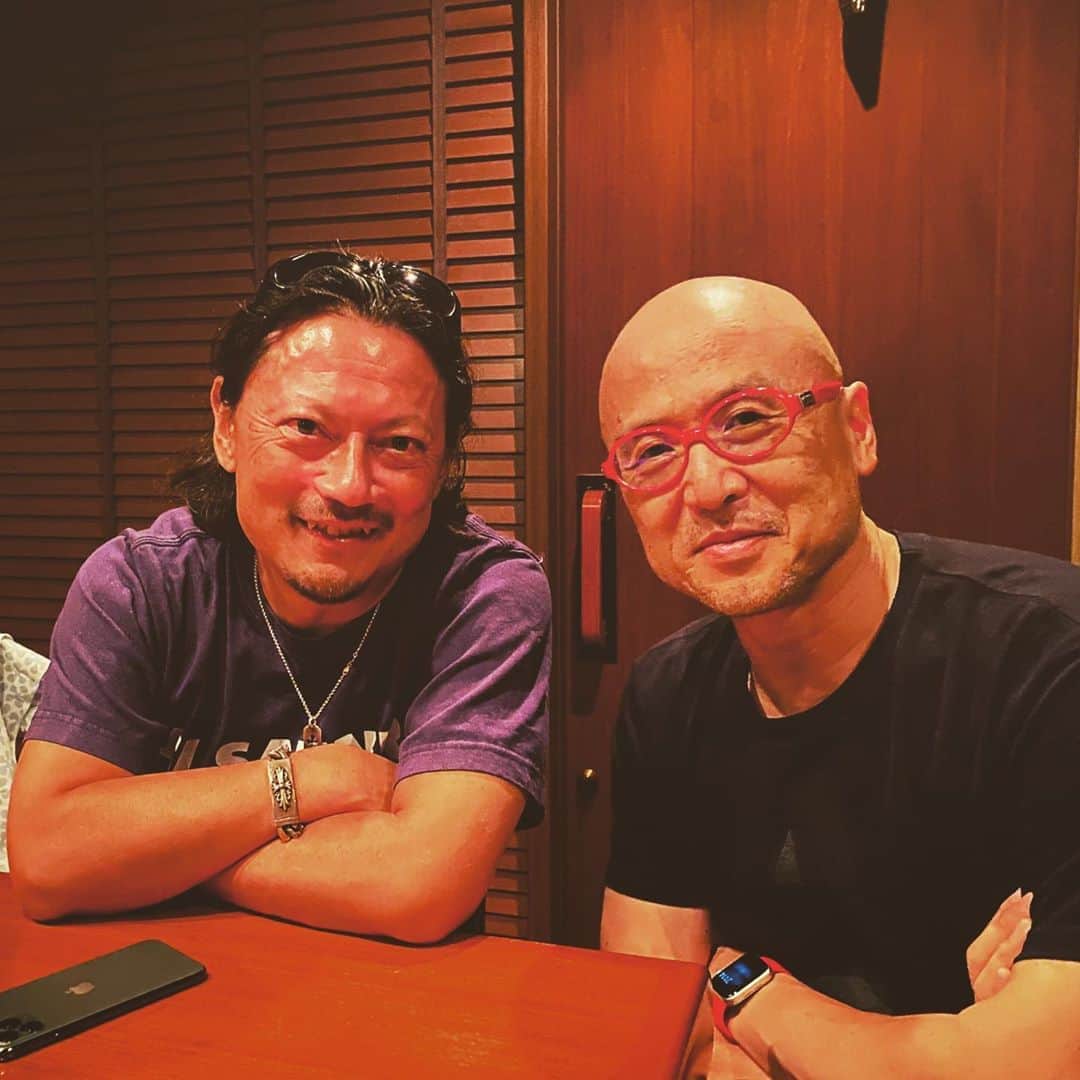 佐藤尚之のインスタグラム：「「なおゆき」つながりで本田直之さんと。  トライアスロンに誘われたw  心が動いたけど、考えたらアニサキスアレルギーって海に入るのは推奨されない（海に漂う幼虫や卵を飲んじゃう可能性）。  うーん、一瞬やる気になったのだけど、スイムがなあ。」