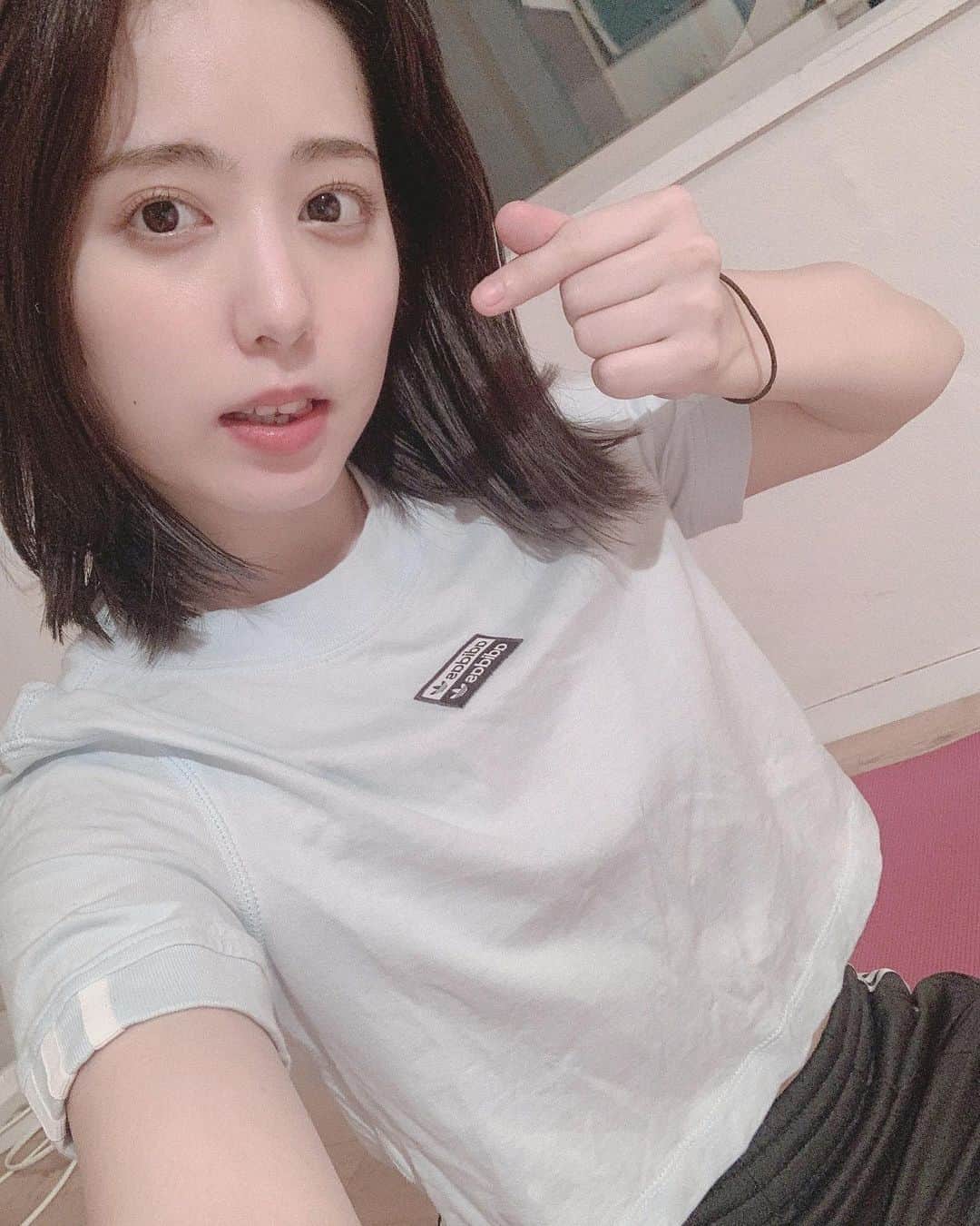 前田美里のインスタグラム：「もくようび。(今日は早起き。) . .  #木曜日 #adidas #クロップド丈  #ジム #筋トレ #ノスタルジック #女子力 #自撮り  #film #film_jp #photo #summer #selfie #ファインダー越しの私の世界 #写真好きな人と繋がりたい #ヲタク #欅坂46 #日向坂46 #フォロワー募集中 #costume #japanesegirl #follow #followme #좋아요 #팔로우미 #팔로미 #오오티디」