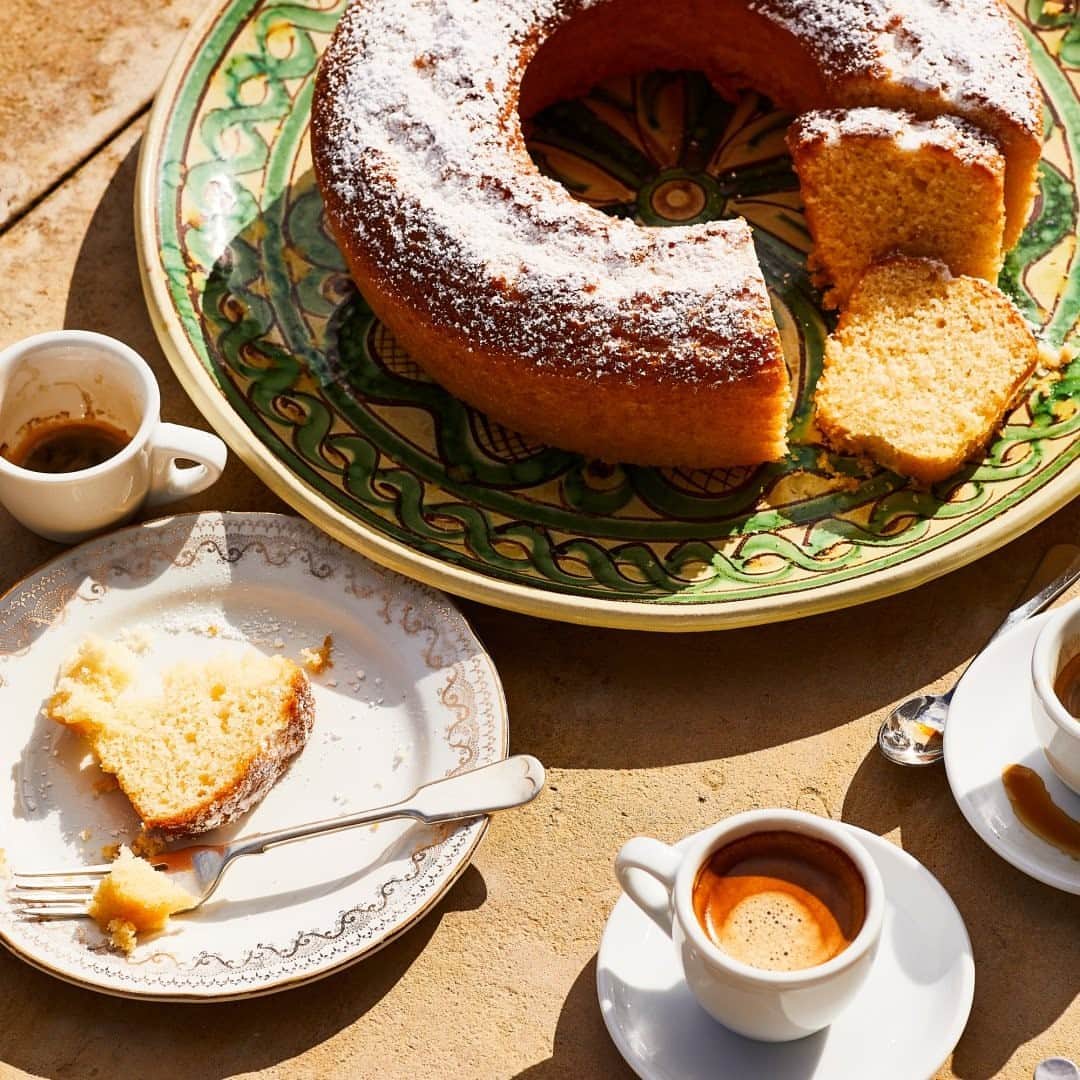 Food & Wineさんのインスタグラム写真 - (Food & WineInstagram)「This light, orange-scented bundt cake, which is served to guests at @trecontrade in Sicily, is a wonderful treat at any time of day. Tap the link in our bio for the recipe! 📸: @aubriepick」9月10日 7時21分 - foodandwine