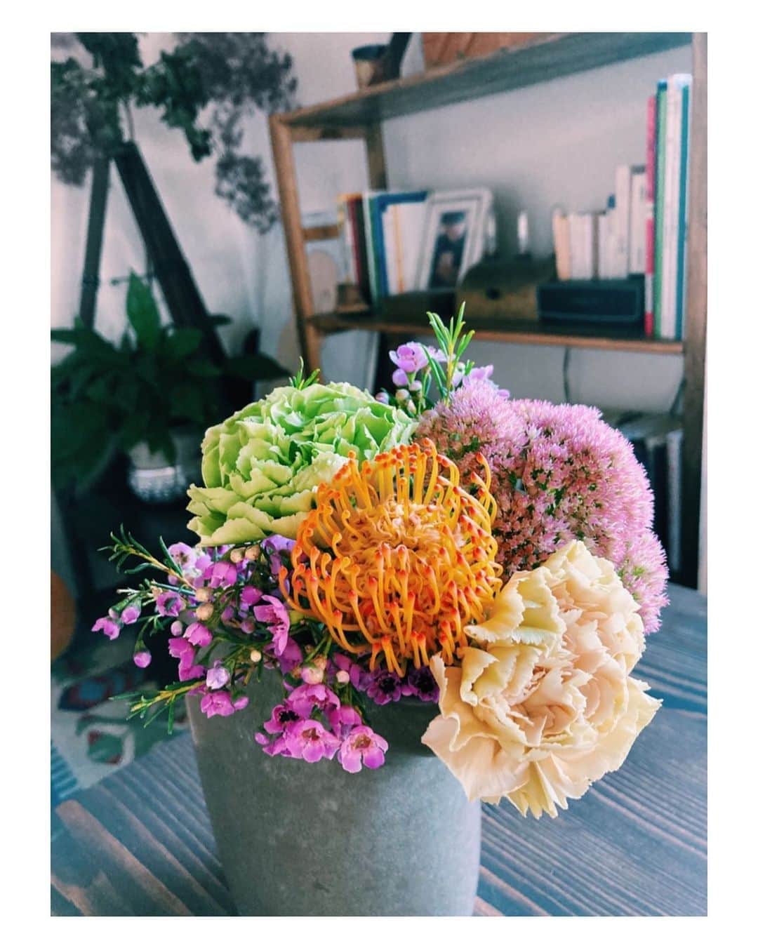 松田珠希さんのインスタグラム写真 - (松田珠希Instagram)「一昨日会った友人がさらっとお花をプレゼントしてくれた💐 勇敢でパワフルな彼女にそっくりな元気な色合わせで、見るたびに顔が浮かんで嬉しい。 色があまりない我が家にビタミンが注がれた🌞 #お花　#flowers #gift」9月10日 7時29分 - tamakimatsuda11
