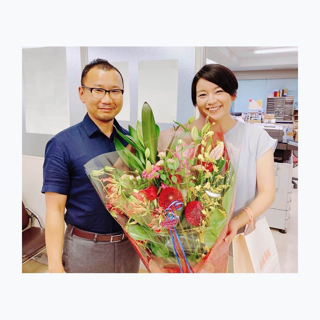 のインスタグラム：「ゴージャスな花束💐✨  MBCラジオ毎週月曜12:55〜お送りしている「平松剛法律事務所 お悩みスッキリCaFe」。 私が担当する最後の収録で平松先生からいただきました。  こちらの番組も長年に渡り担当させていただきました。  カフェにやってくるお客さんの悩みをマスターである平松先生がスッキリ解決してくれる！こんなカフェが本当にあったらいいのに〜✨と思いながら、店員のりえちゃんを演じていました💁‍♀️  タレントさんたちの個性溢れる演技も毎回のお楽しみでした✨  OAは10月分まで担当しています🙇‍♀️  #MBCラジオ #鹿児島 #お悩みスッキリ」