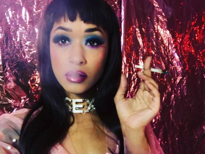 スキン・ダイアモンドのインスタグラム：「“I’m a bitch, I’m a lover..” DirtyDiamondGirl.com  #90skid #felinefatale」