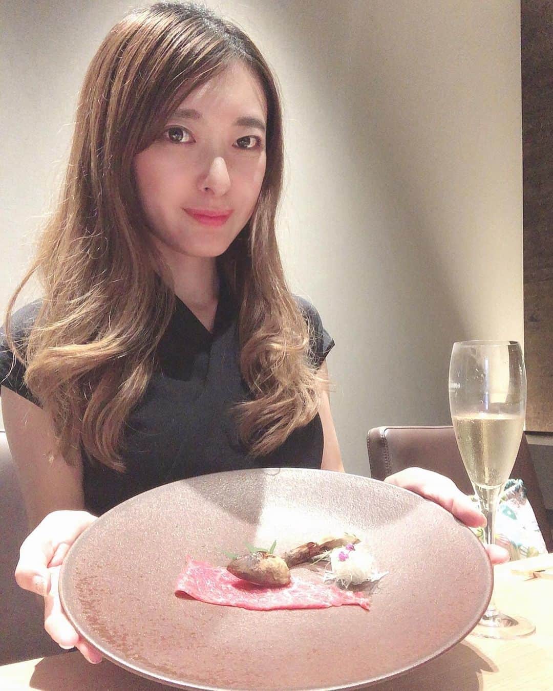 菊池かなこのインスタグラム：「📍銀座 個室焼肉 きたお . 今日9/10にopenする @ginza_kitao グランドオープン前のレセプションにおじゃましました🤍 . 全席完全個室で 焼き師の方が焼いてくれる ゴージャスなお店✨ . ミシュランビブグルマンを3回も獲得した メンバープロデュースによる A5ランクの黒毛和牛がいただけます🐮 . 今回はCコース (税抜¥10000) をいただきました。 まず、MOETのシャンパンが出てきてびっくり 先着500名様にグラス1杯 プレゼントしていただけるそうです🥂 . ☑︎前菜　お肉５種 (タン 生ハム 寿司 レバー ユッケ) ☑︎季節のスープ (栗かぼちゃと湯葉のスープ) ☑︎本日の塩焼き２種 (黒タン ハラミ) ☑︎本日のタレ焼き２種 (フランク ヒレ肉) ☑︎サラダ ☑︎厳選焼き ☑︎ホルモンの茶碗蒸し ☑︎すき焼き ☑︎水キムチ ☑︎お食事 (冷麺orカレー) ☑︎デザート (洋梨のコンポート) . 続きます❤︎ . . ୨୧┈┈┈┈┈┈┈┈┈┈┈┈┈┈┈┈┈୨୧ ウーミーPR #銀座焼肉#銀座#個室焼肉 #かなーなグルメ#東カレ倶楽部 #東京グルメ#グルメ好きと繋がりたい #食べログ #東京グルメ #東京食べ歩き #グルメ女子#グルメ好きな人と繋がりたい #グルメ部#食レポ#食べログ#グルメインフルエンサー」