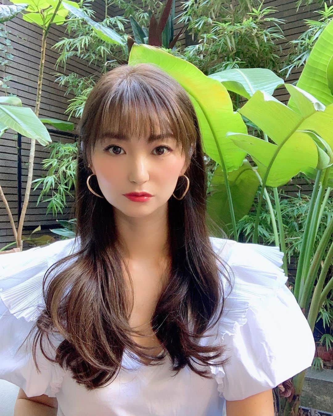 のインスタグラム：「サロンでカットとカラー してきましたー(真顔)  前髪をラウンドにしてみた！ 真ん中短めね。横に流すと アシンメトリー前髪になります。 おでこが丸く見えて👍🏼  縮毛矯正してるから ブリーチ❌なので ハイライト入れられないのが ちょっと寂しい😢けど 秋っぽくて良いお色！ カラートリートメントを おうちでも取り入れて 赤味がでないようにしよー！  26歳の頃からずっと担当して もらってる美容師さん なので(15年目) なんでも相談してます。  前髪かき上げスーパーロング バブル系(もしくはサーフ系) だった頃とは 別人の清楚系な仕上がりとなりました👍  その頃の名残なのか パワーショルダーな お洋服が好みです❤ でも中身は本物の肩です。 ふふふ。  緑が鮮やかな中庭の 美容院はGLAD.  表参道。  担当は 末平さん。(渋めのイケオジ)  そろそろイメチェンしたいな、 髪質が変わってきてどーしよ、、 とお悩みの方ぜひ お尋ねしてみてね〜❤ 熟練の技でどーにかしてくれます。  #美容院 #ヘアカラー #カット #前髪 #ヘアケア #秋カラー #透明感 #清楚系 #ツヤツヤ #かたはばひろし  #アラフォーヘア  #表参道 #instagood  #instahair  #instagram  #followｍe」